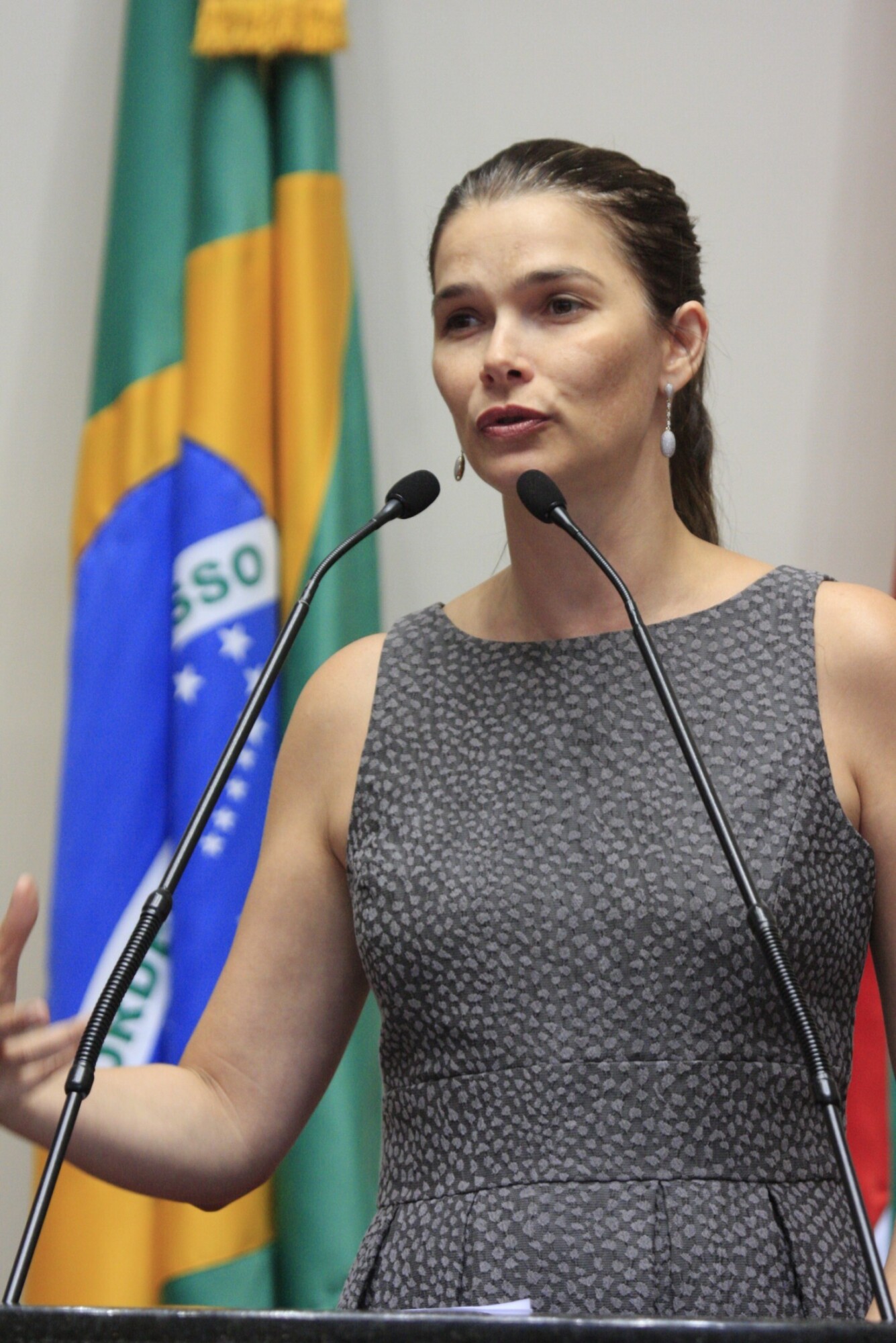 Angela Albino cobra nomeação de policiais civis