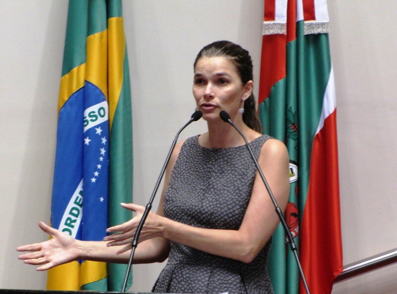 Dos Gabinentes – Angela Albino defende nomeação de policiais civis