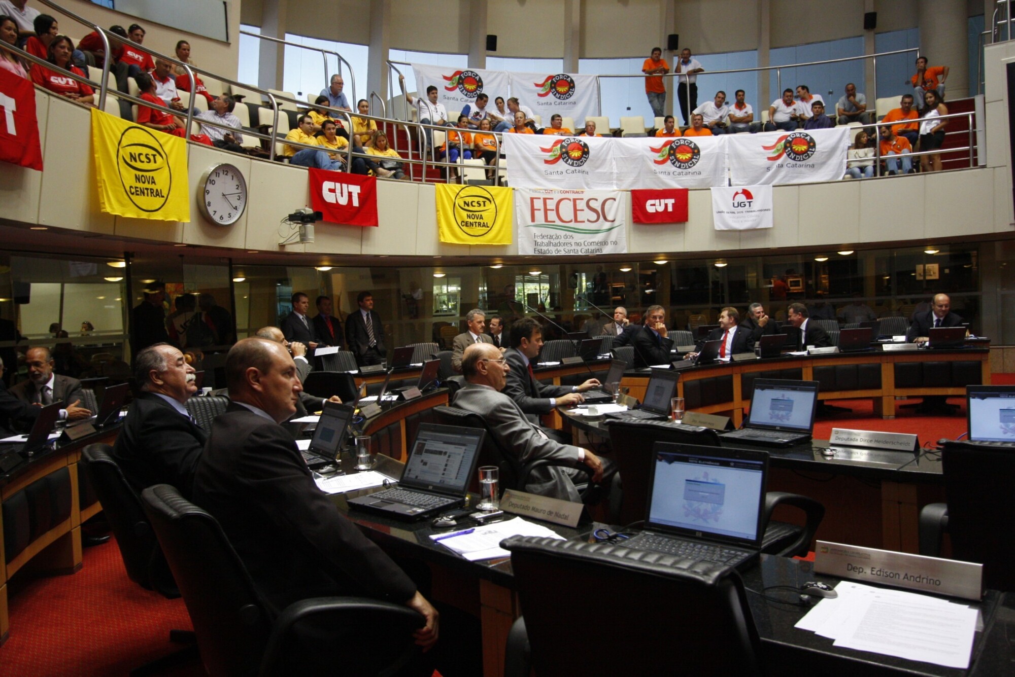 Deputados aprovam reajuste do salário mínimo regional