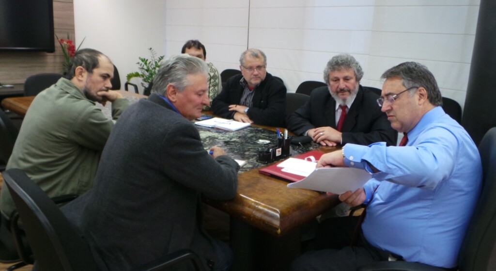Professores protestam na Assembleia pela implementação do piso