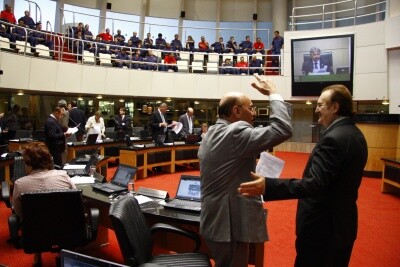 Assembleia aprova dois financiamentos para à Casan