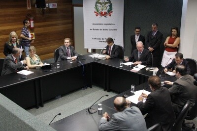 Finanças debate doação de terreno da UFSC para duplicação de rua na Capital
