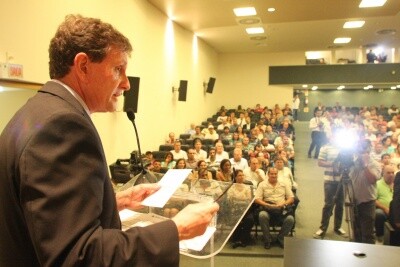 Ministro da Pesca entrega autorizações para o desenvolvimento da pesca  da maricultura no Estado