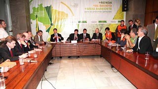 Deputados se reúnem com Ministro da Agricultura para discutir crise