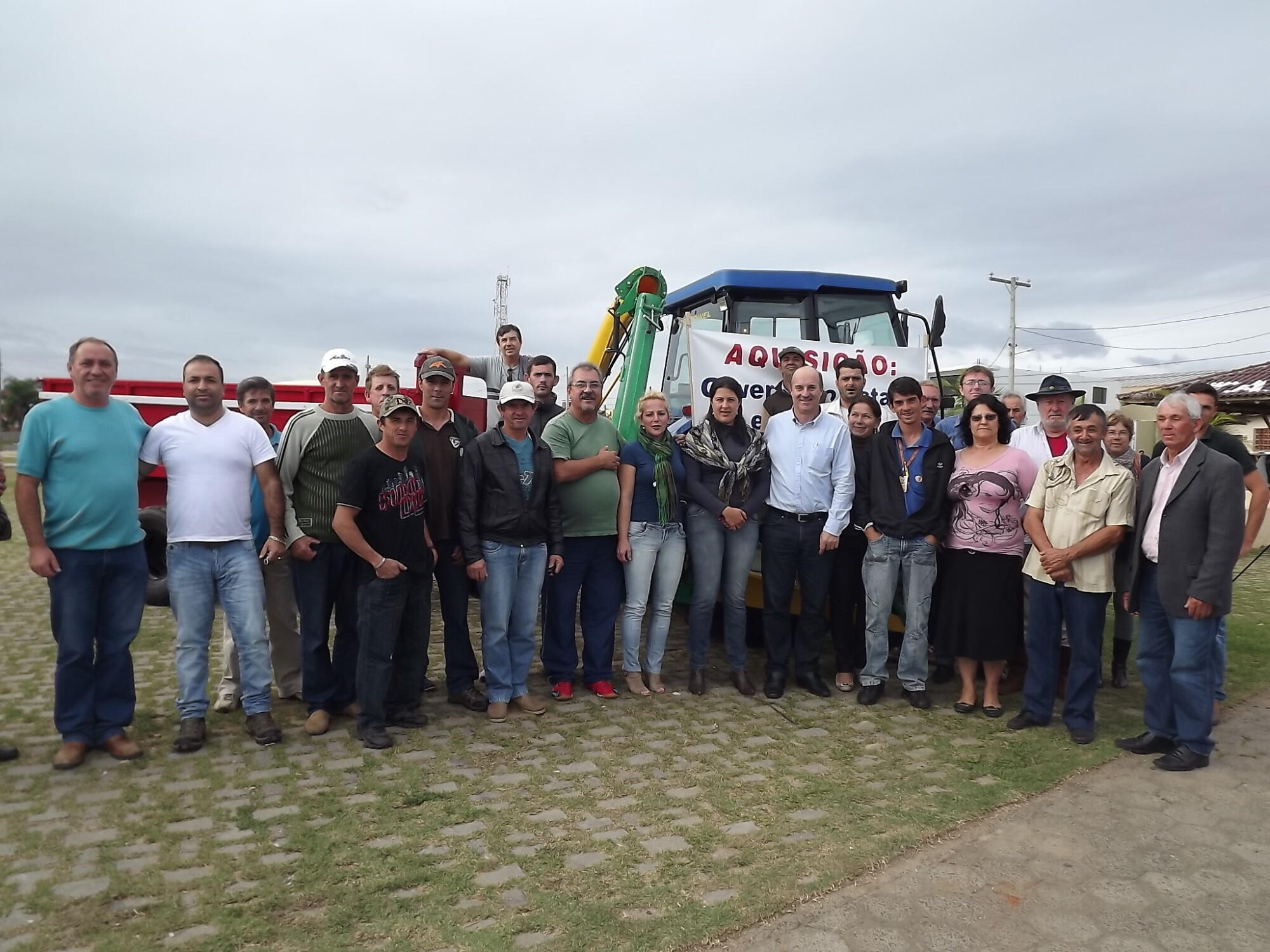 Deputado José Milton viabiliza máquina agrícola para Passo de Torres