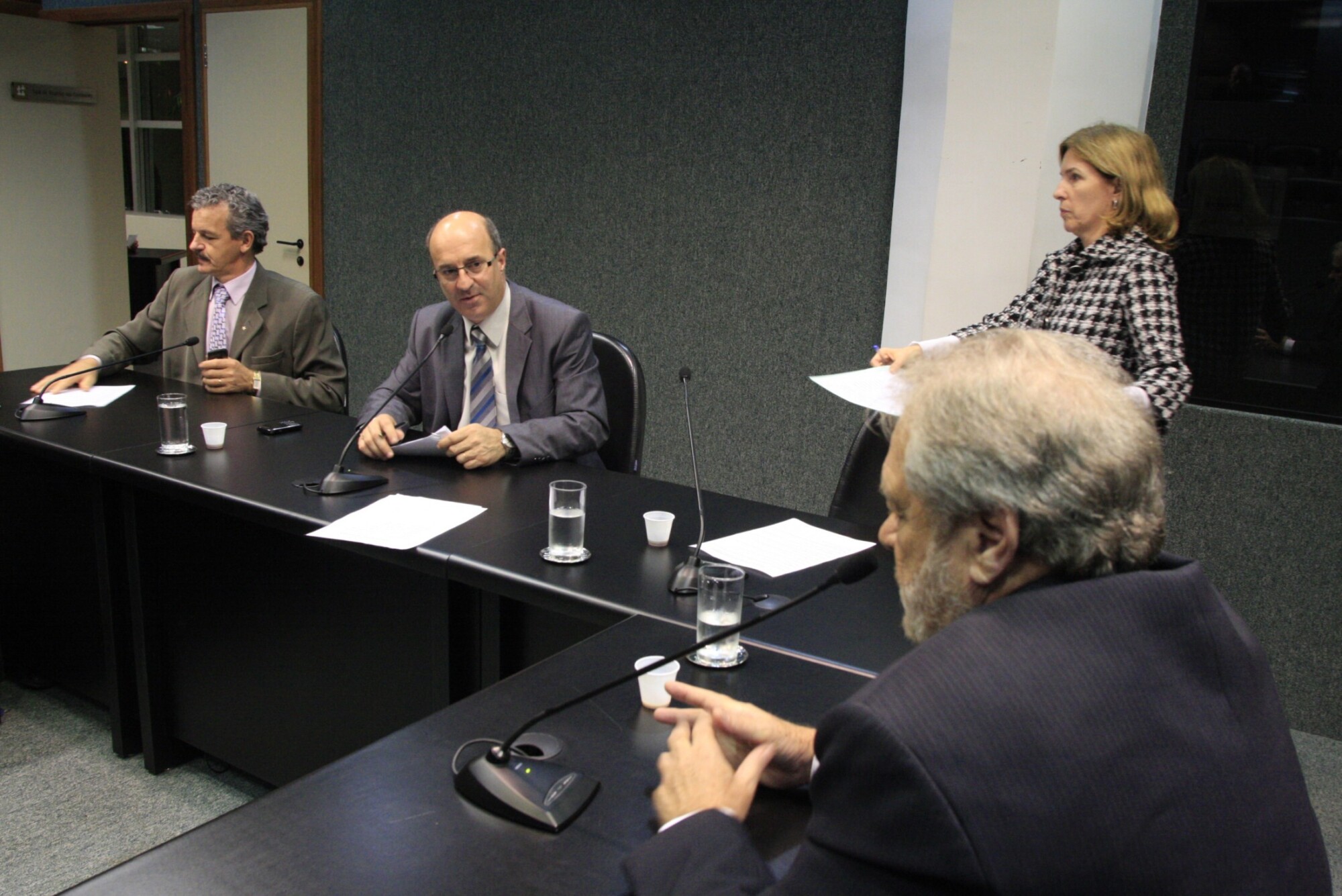 Comissão de Economia aprova pareceres favoráveis a projetos que coíbem pirataria e furto de fios de