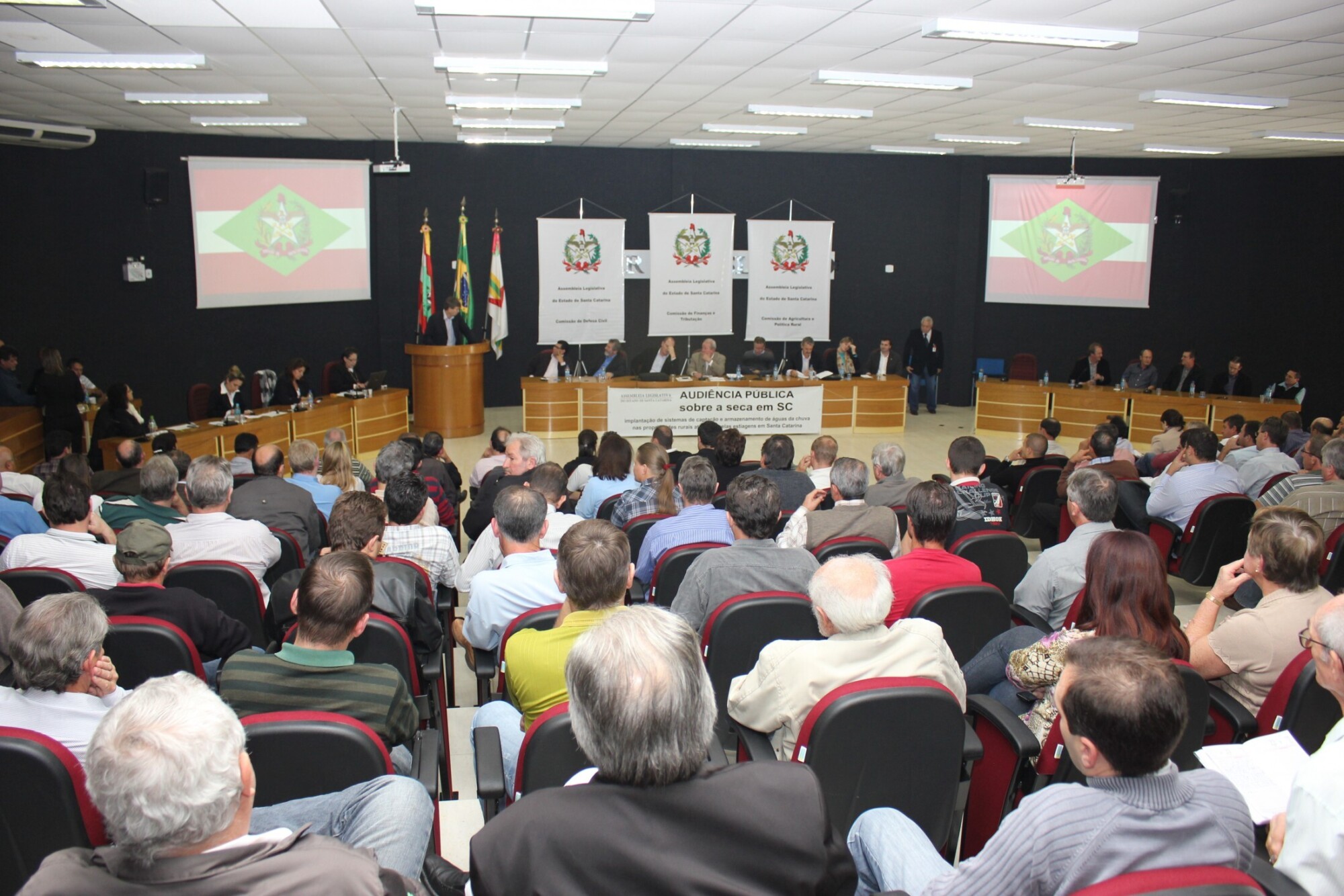 udiência pública sobre a Implantação de sistema de captação e armazenamento de água da chuva nas propriedades rurais atingidas pela estiagem em Santa Catarina