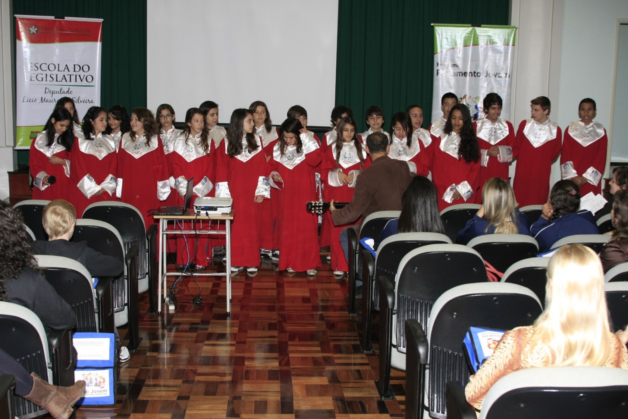 Alunos são recebidos pela Escola do Legislativo