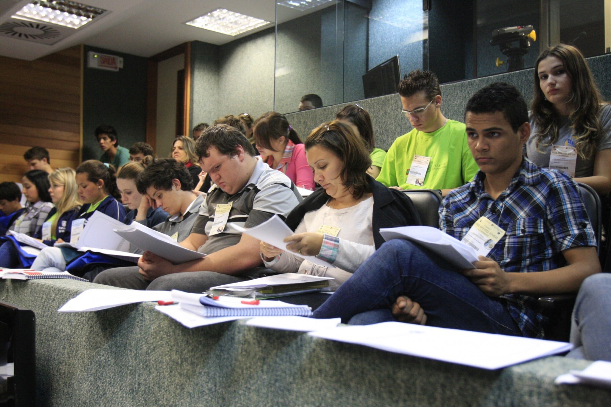 Participantes do Parlamento Jovem aprendem sobre o funcionamento das comissões parlamentares