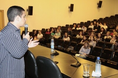 Palestras capacitam profissionais para uso de aplicativos da assistência social
