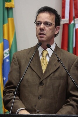Deputado questiona formação de militares