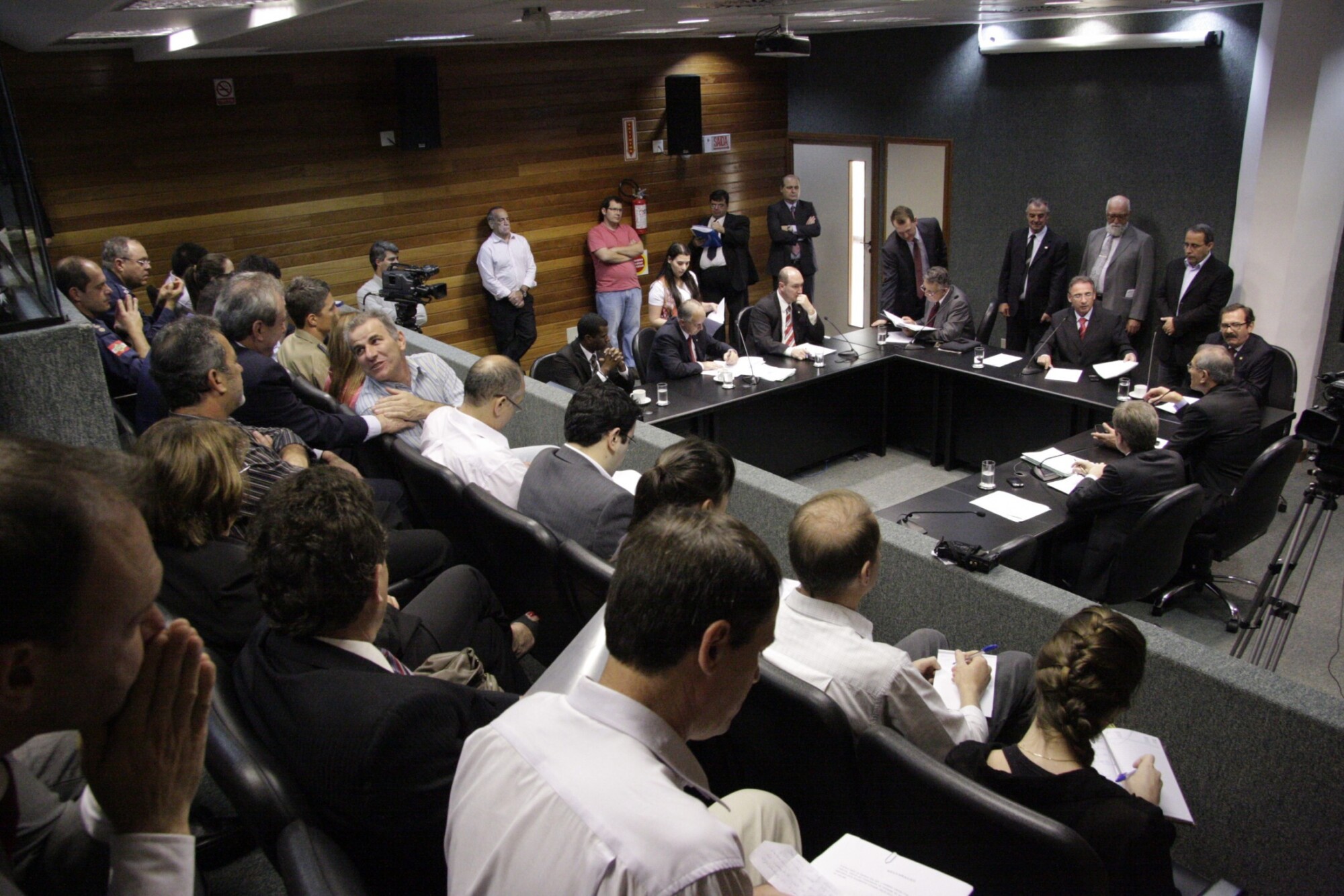 CCJ aprova projeto que obriga estabelecimentos a divulgarem o Disque 180