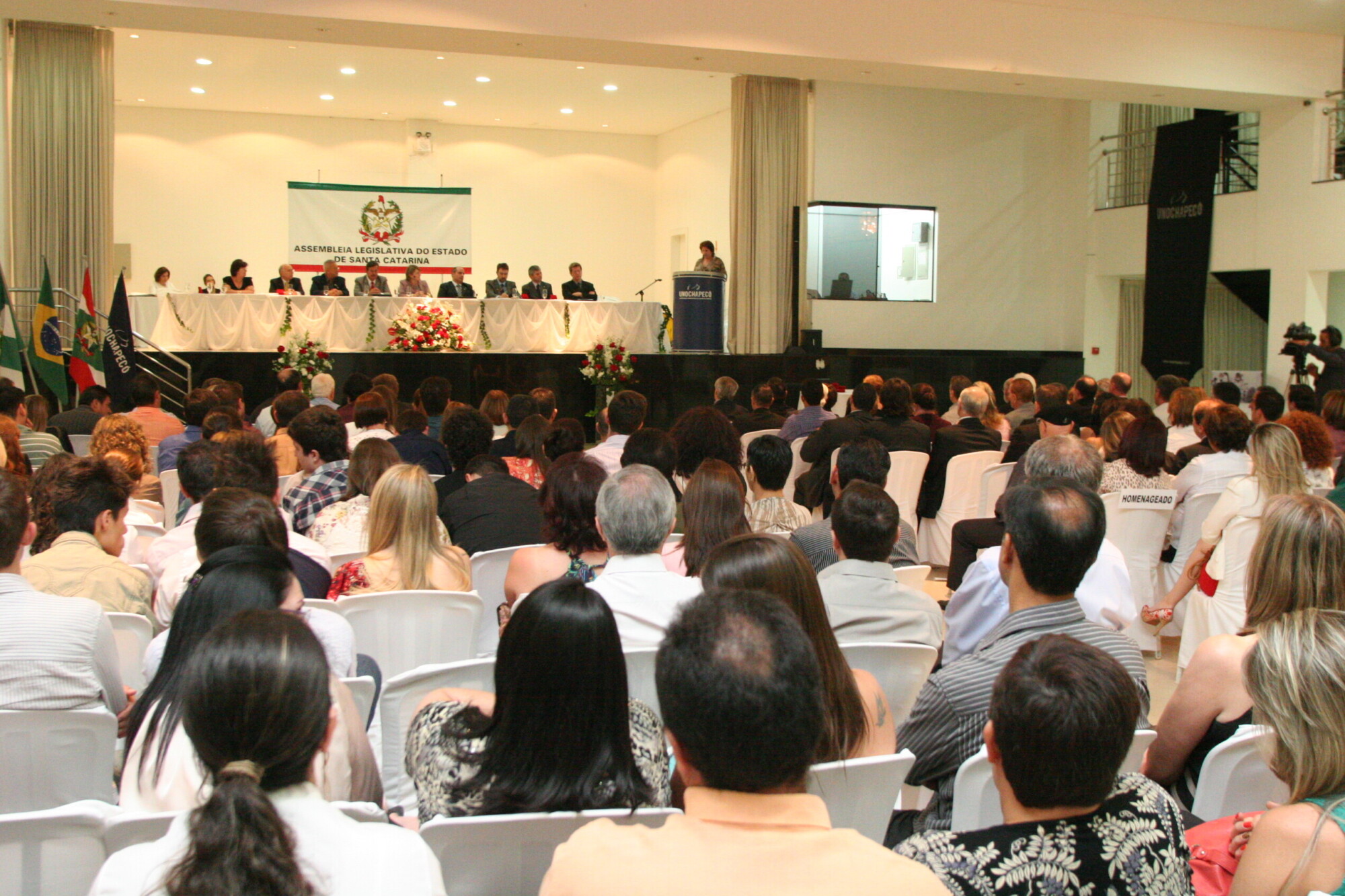 Unochapecó e Fundeste recebem homenagem em sessão solene no Oeste