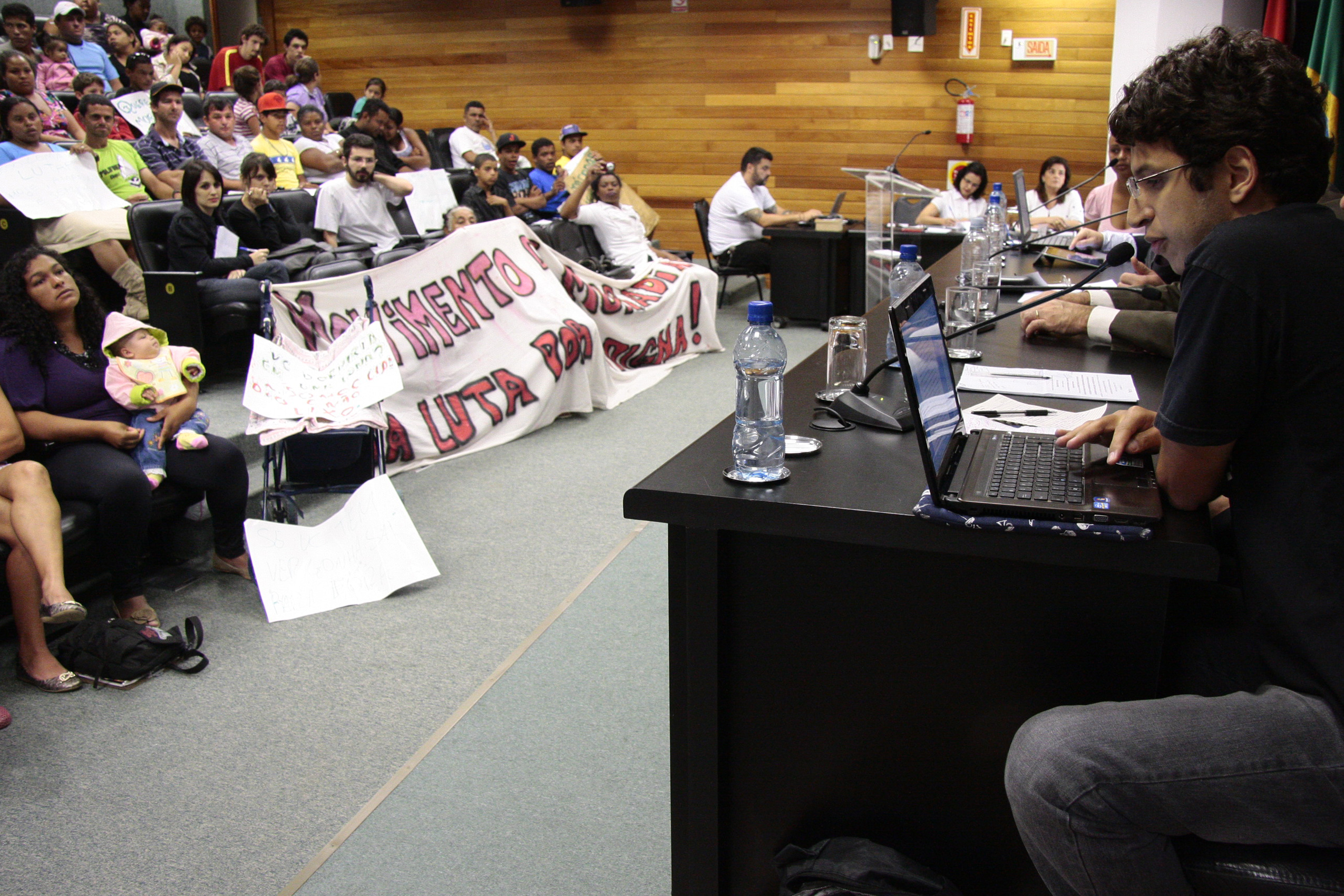 Audiência Pública sobre as Condições de moradia de duzentas famílias em situação de vulnerabilidade social na comunidade Jardim Zanelatto. Foto: Miriam Zomer