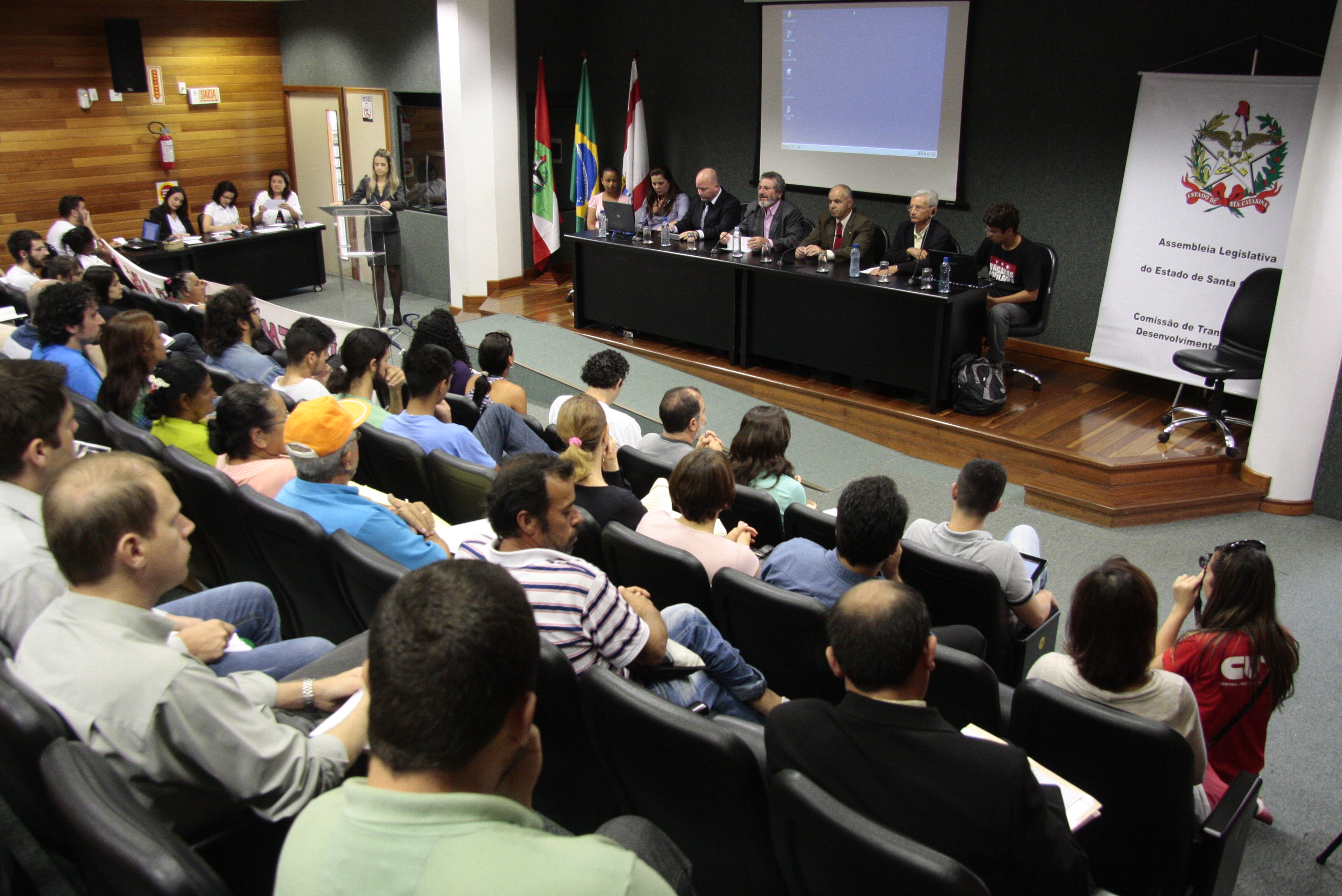 Audiência Pública sobre as Condições de moradia de duzentas famílias em situação de vulnerabilidade social na comunidade Jardim Zanelatto. Foto: Miriam Zomer