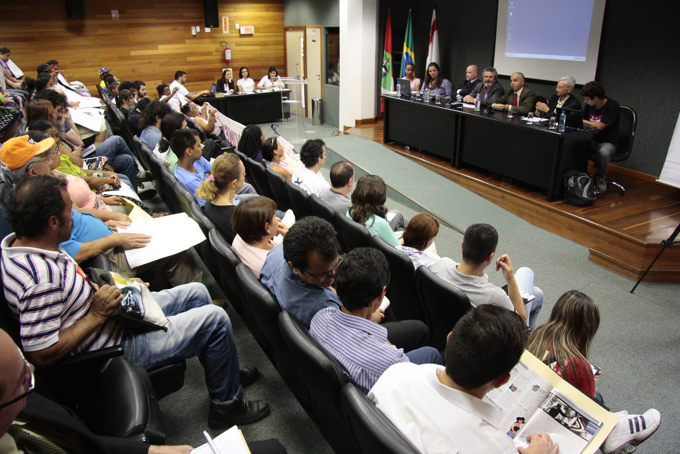 Audiência Pública sobre as Condições de moradia de duzentas famílias em situação de vulnerabilidade social na comunidade Jardim Zanelatto. Foto: Miriam Zomer