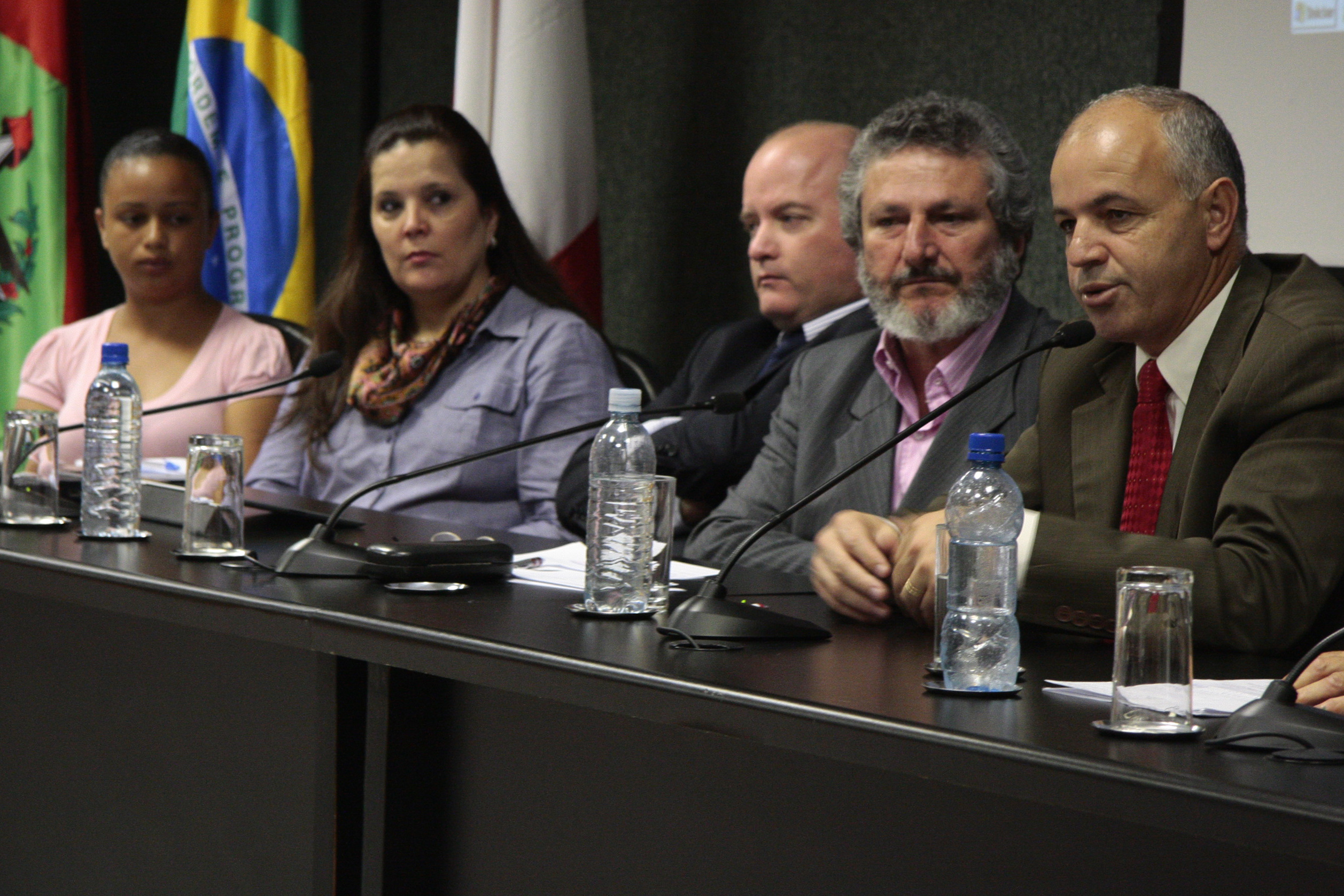 Audiência Pública sobre as Condições de moradia de duzentas famílias em situação de vulnerabilidade social na comunidade Jardim Zanelatto. Foto: Miriam Zomer