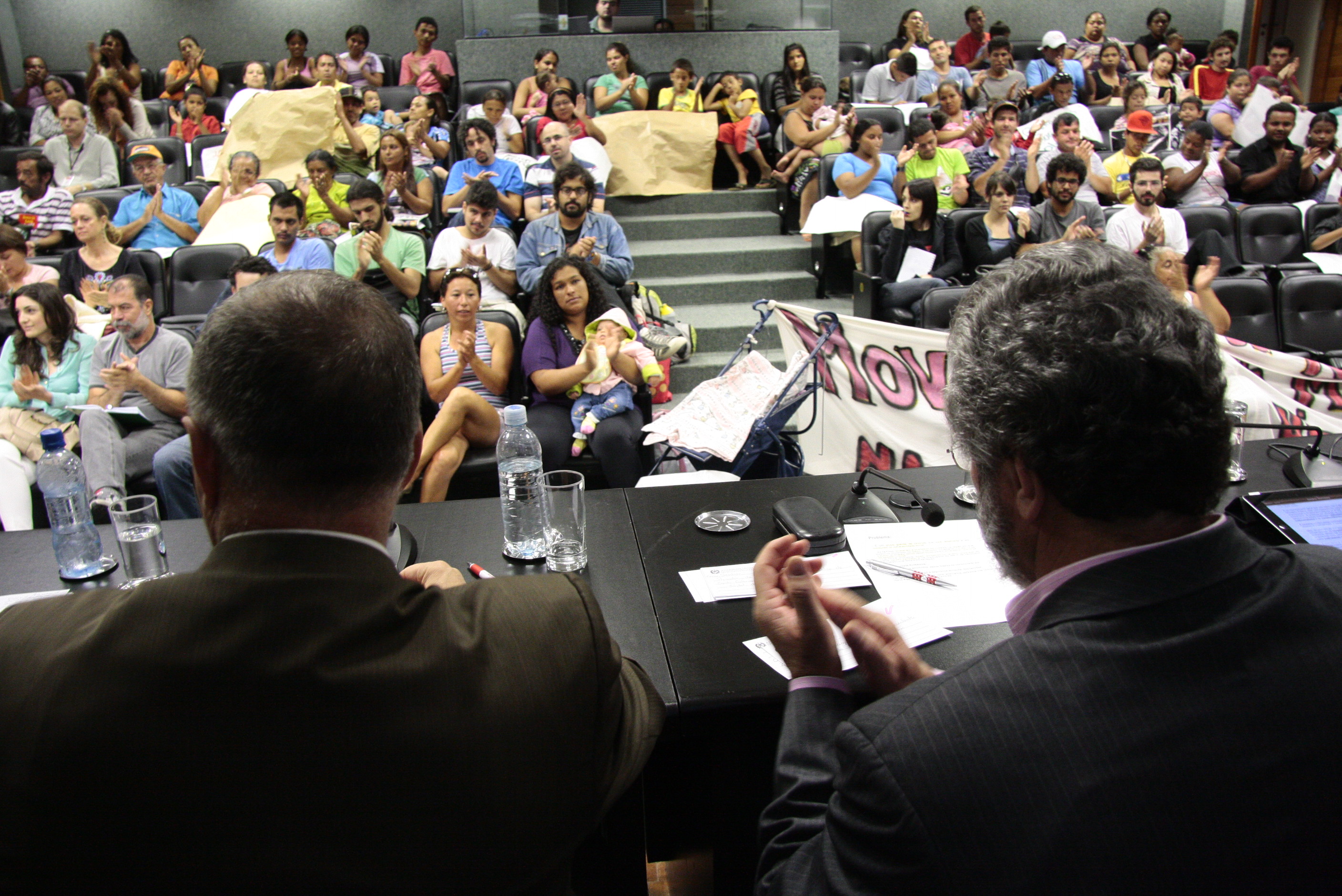 Audiência Pública sobre as Condições de moradia de duzentas famílias em situação de vulnerabilidade social na comunidade Jardim Zanelatto. Foto: Miriam Zomer