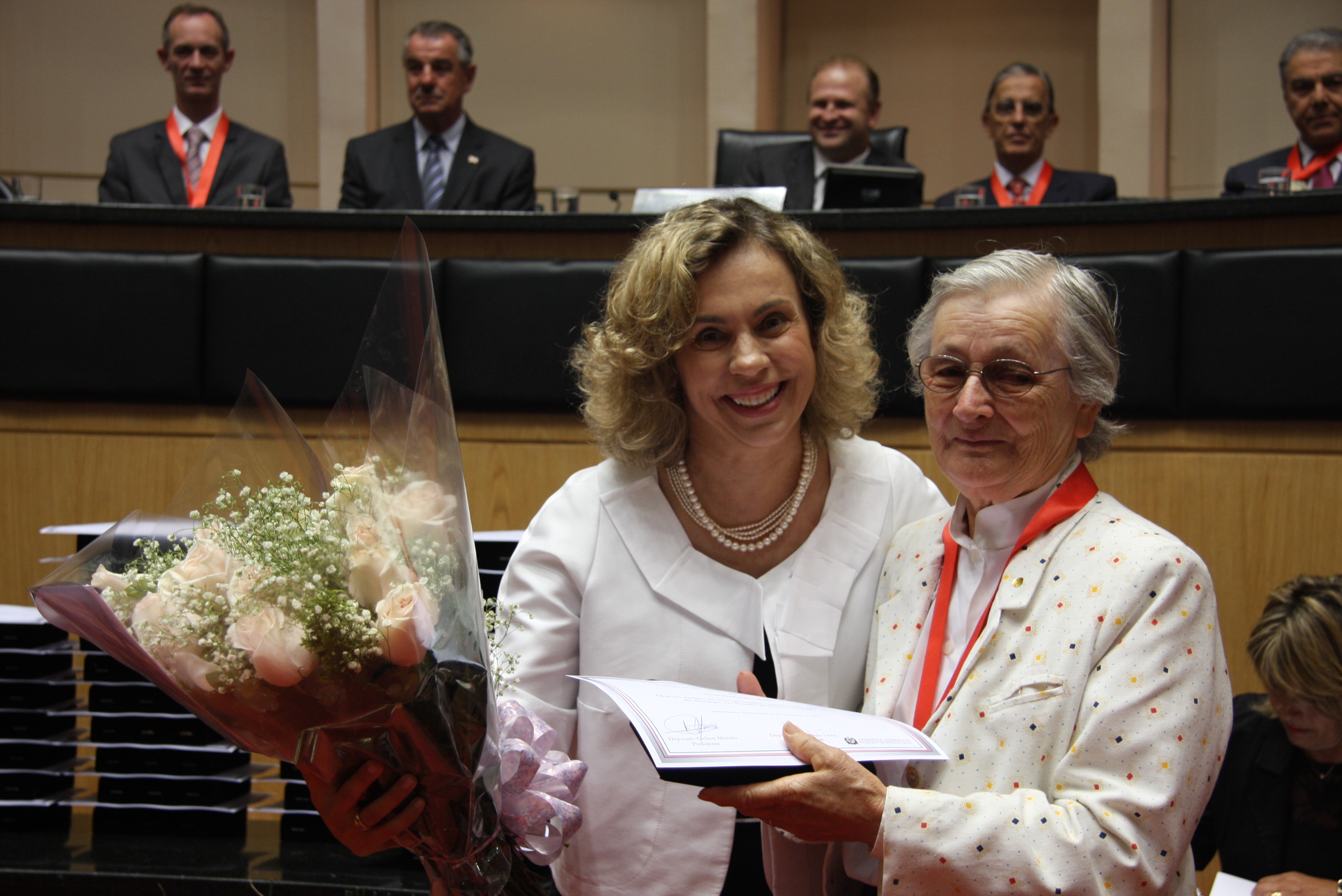 Sessão Solene da Comenda do Legislativo. Deputada Ana Paula Lima homenageia  Irmã Hedwiges Hofer. Foto: Solon Soares