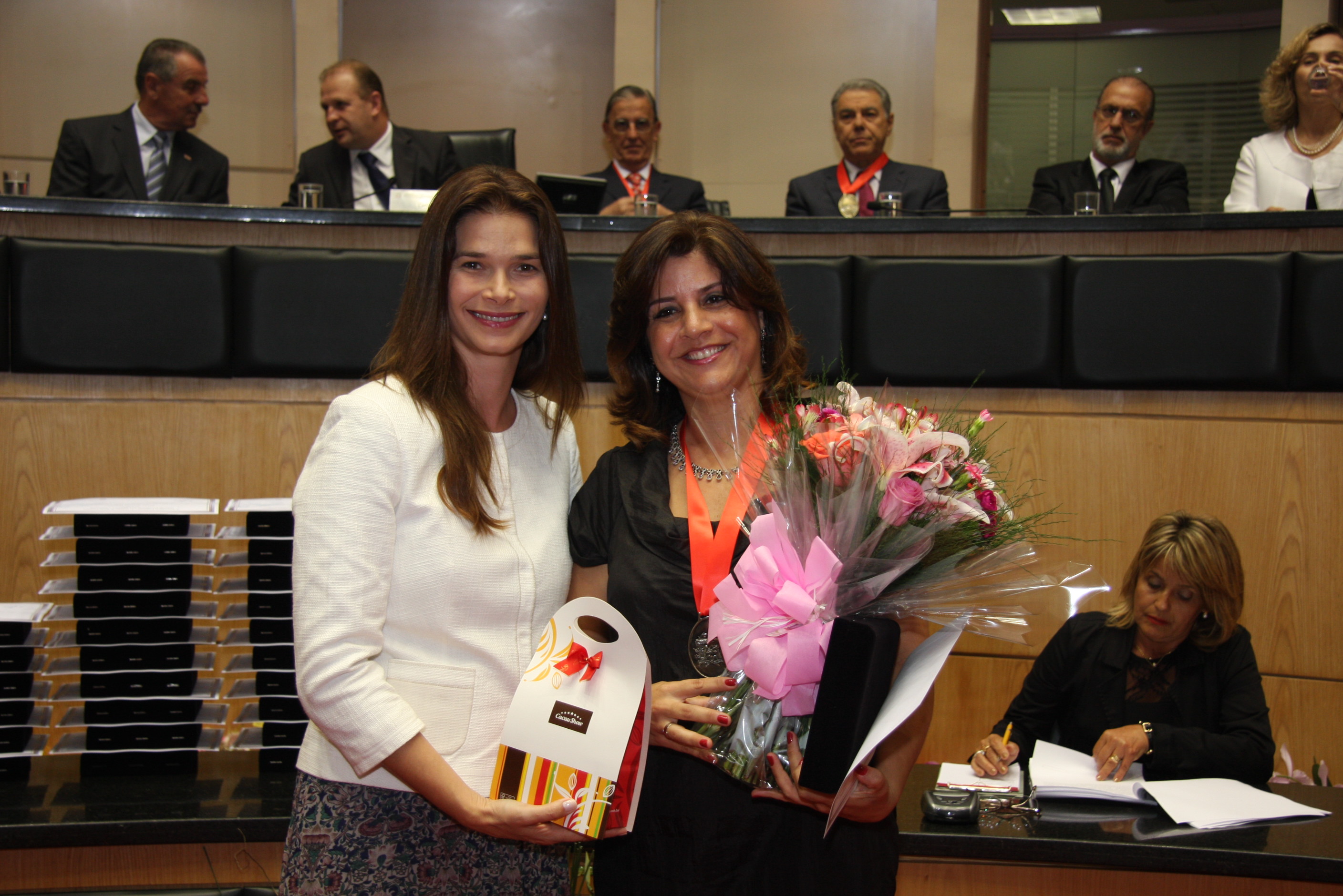 Sessão Solene da Comenda do Legislativo. Deputada  Angela Albino homenageia Lilian Vaz Martinho. Foto: Solon Soares