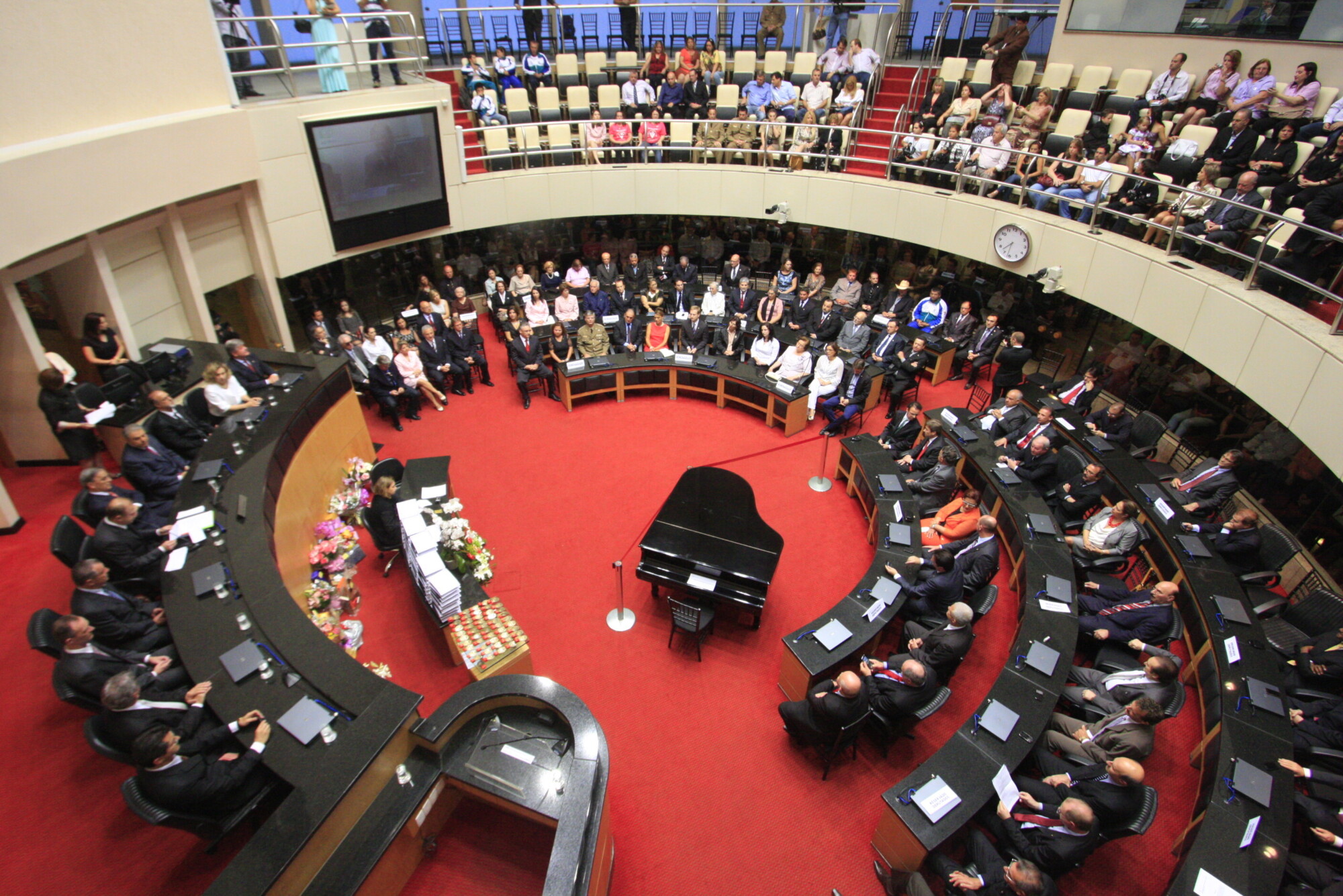Em sessão especial, parlamentares concedem Comenda do Legislativo