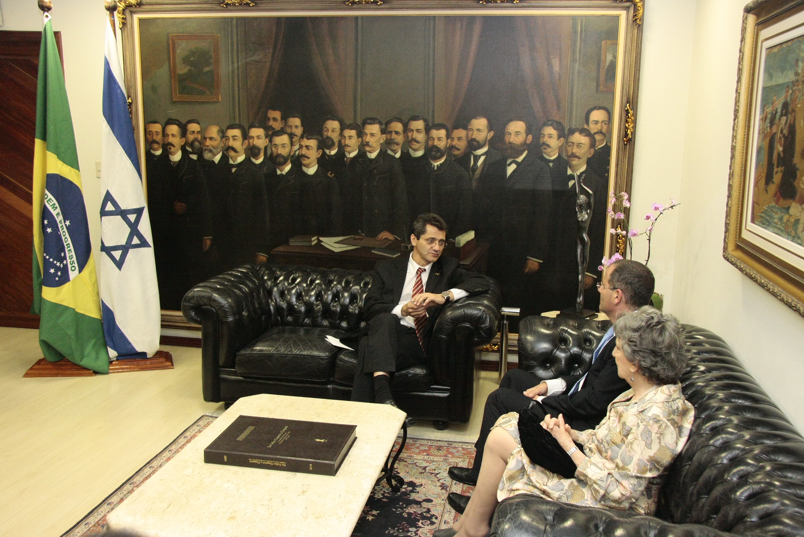 Dep Jailson Lima recebe a visita do Consul Geral de Israel Ilan Sztulman e da Pres. da Associação Israelita Catarinense Leonor Scliar Cabral. Foto: Carlos Kilian