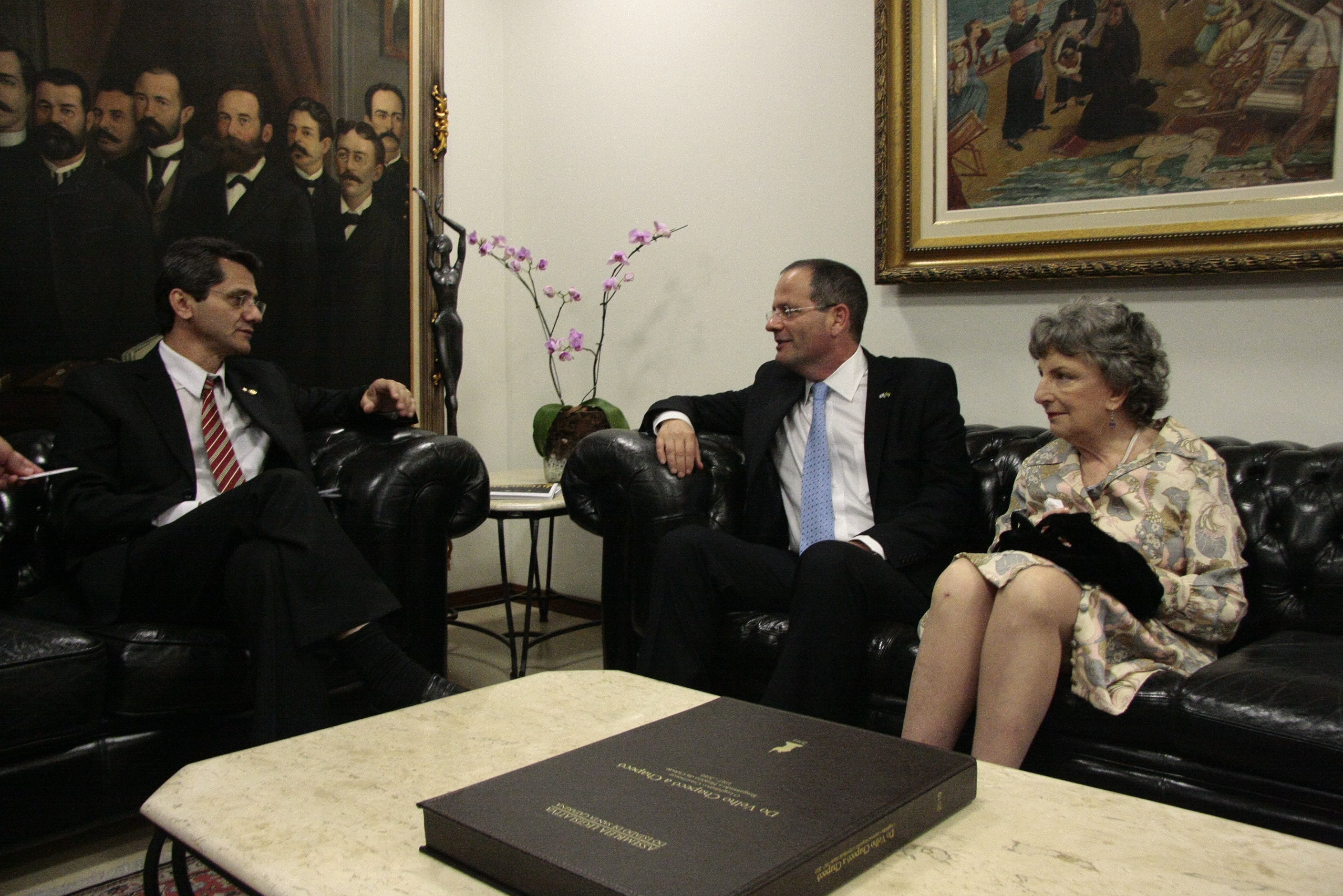 Dep Jailson Lima recebe a visita do Consul Geral de Israel Ilan Sztulman e da Pres. da Associação Israelita Catarinense Leonor Scliar Cabral. Foto: Carlos Kilian