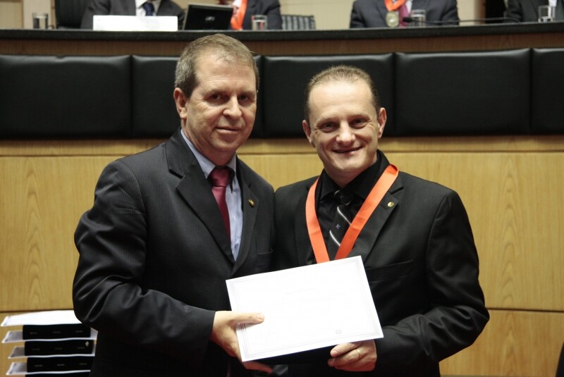 Jornalista Adilson Baldissera recebe a Comenda do Legislativo Catarinense