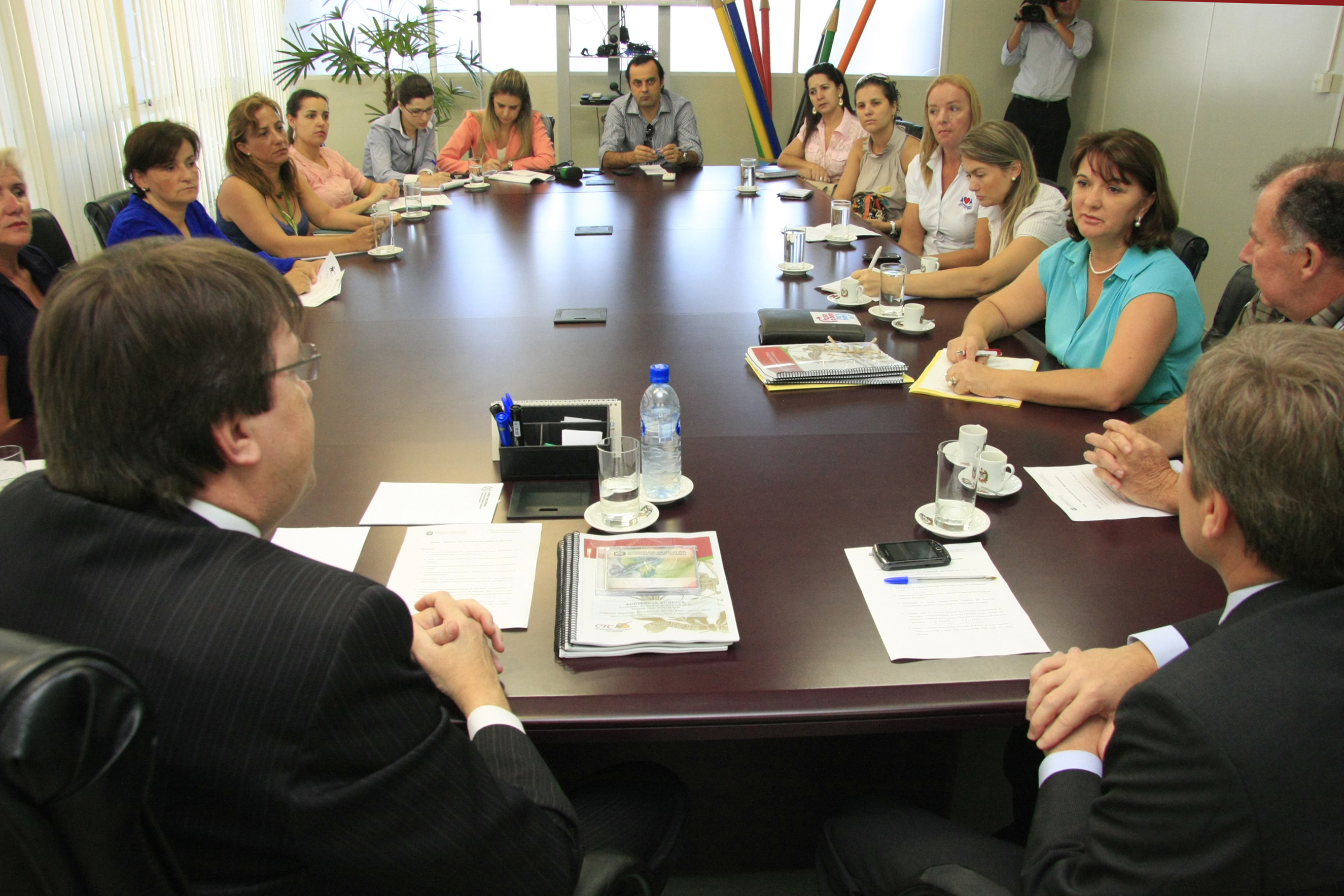 Reunião da Comissão de Defesa dos Diretos da Pessoa com Deficiência com o Secretário de Educação Eduardo Deschamps. Foto: Miriam Zomer