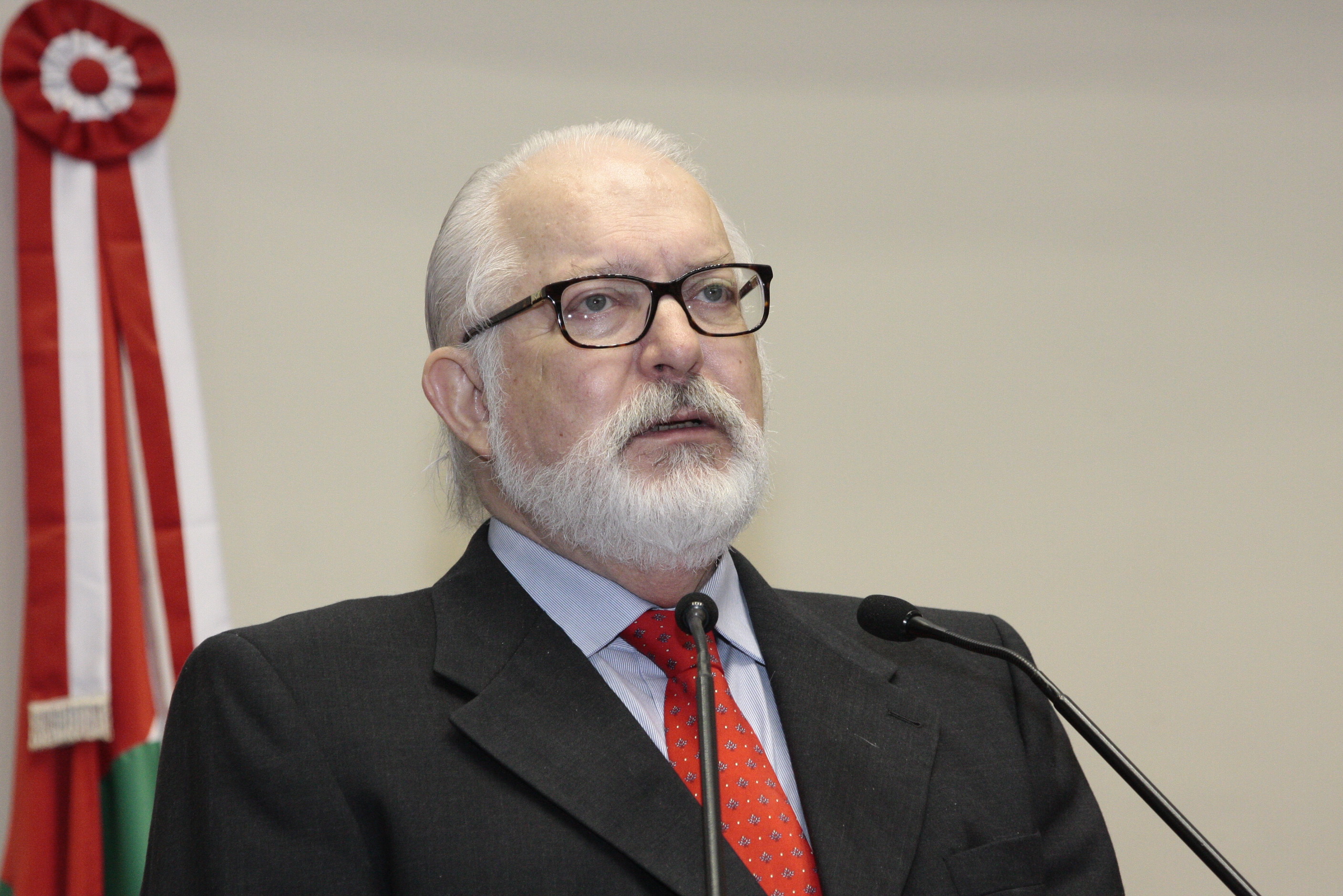 Fórum da UNALE - Desenvolvimento, Federalismo e Dívidas dos Estados: Centralização do Poder e Dívida dos Estados. Salomão Ribas Júnior.  FOTO: Solon Soares