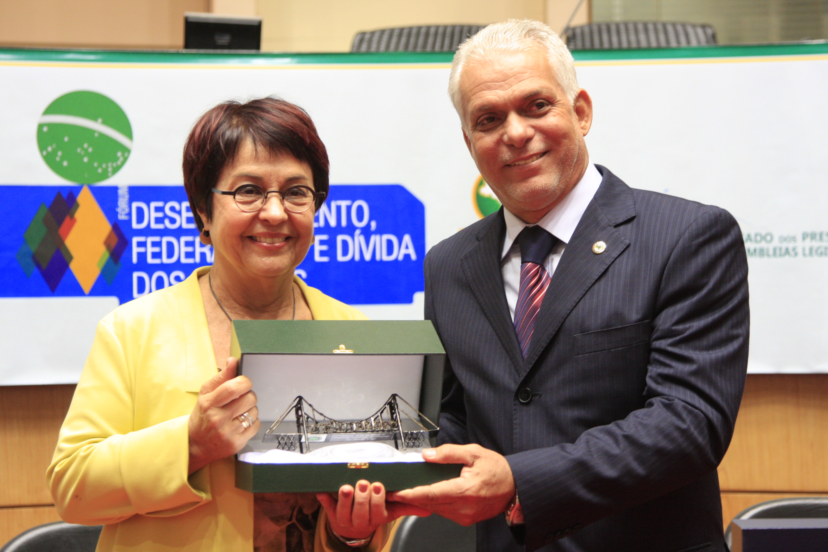 Fórum da UNALE - Entrega da Homenagem - foto: Lucas Gabriel Diniz