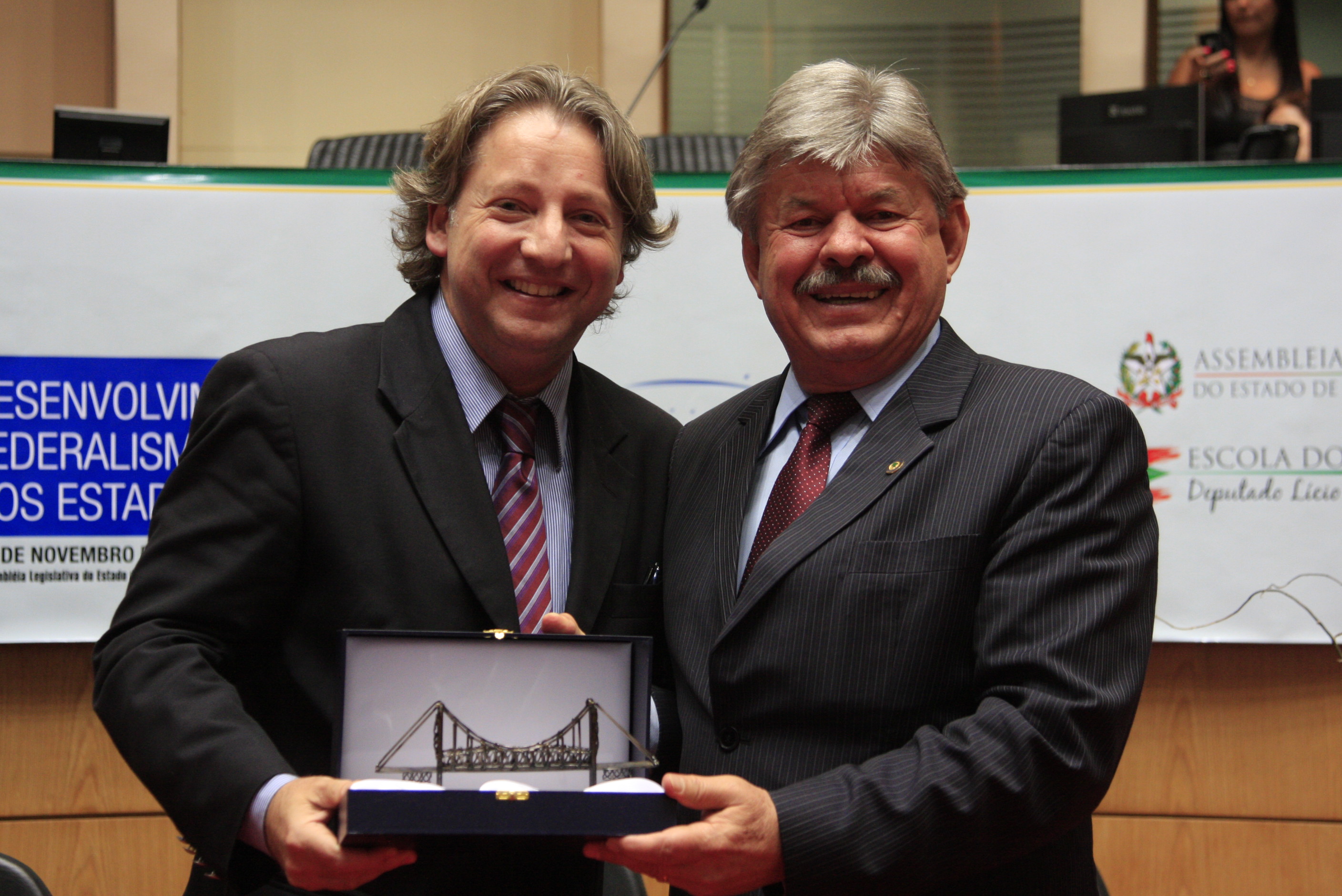 Fórum da UNALE - Entrega da Homenagem - foto: Lucas Gabriel Diniz
