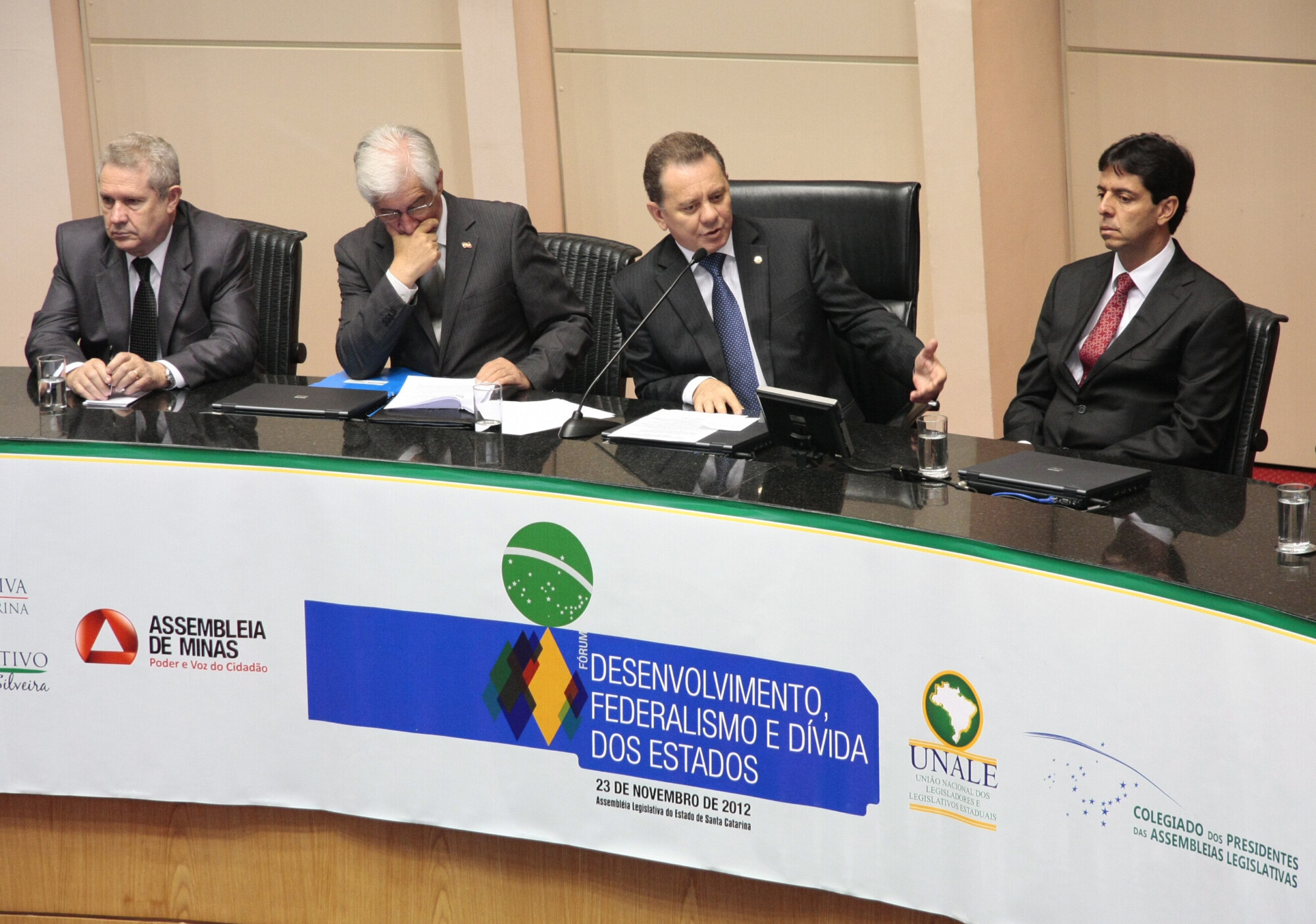 Na abertura do fórum, participantes destacam urgência na revisão das dívidas