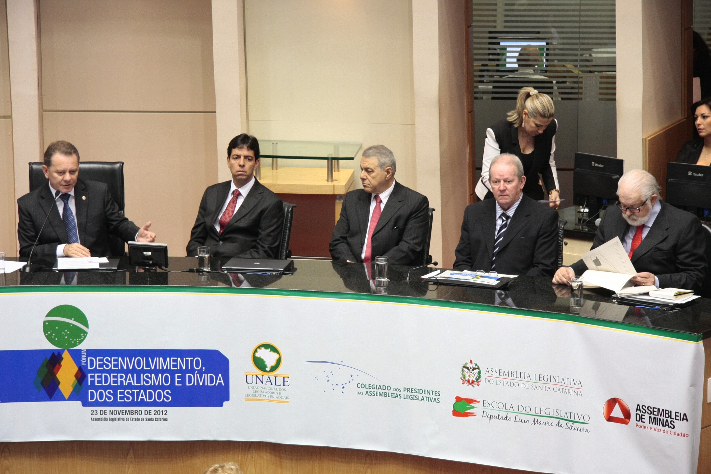 Fórum da UNALE - Desenvolvimento, Federalismo e Dívidas dos Estados: Centralização do Poder e Dívida dos Estados. FOTO: Miriam Zomer
