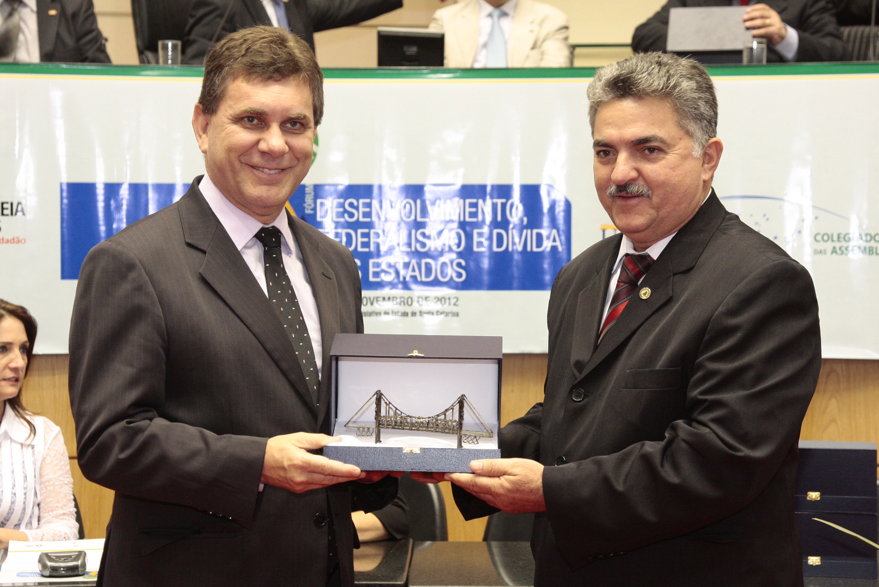 Deputado João Gonçalves (D) entrega homenagem ao Diretor Geral do Tribunal de Contas, Luiz Carlos Wisintainer (E)
