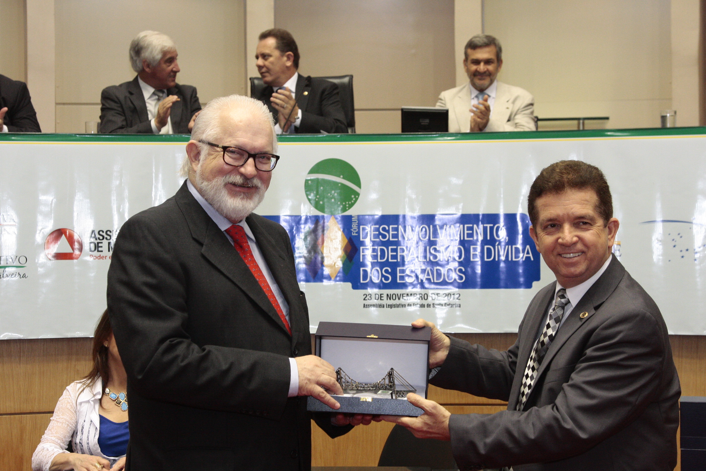 Deputado Wanderley Dallas (D) entrega homenagem à Conselheiro Salomão Ribas Junior (E).   FOTO: Solon Soares