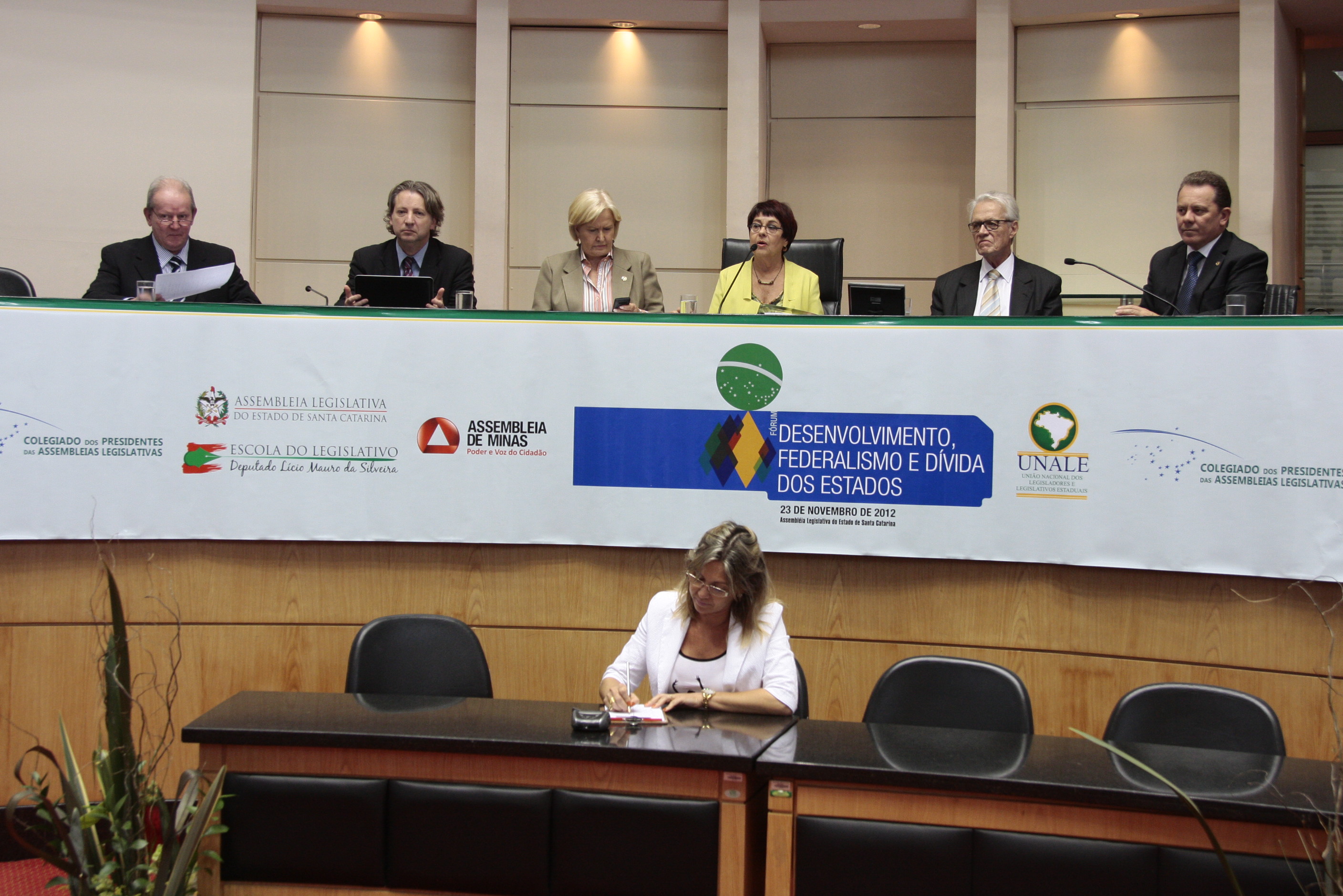 Fórum da UNALE. Identificação da esquerda para a direita: Deputado Marcos Vieira (PSDB), Silvio Teitelbaum, Ana Amélia Lemos, Deputada Aspazia Camargo, Fernando Rezende e Deputado Joares Ponticelli (PP)   FOTO: Lucas Gabriel Diniz