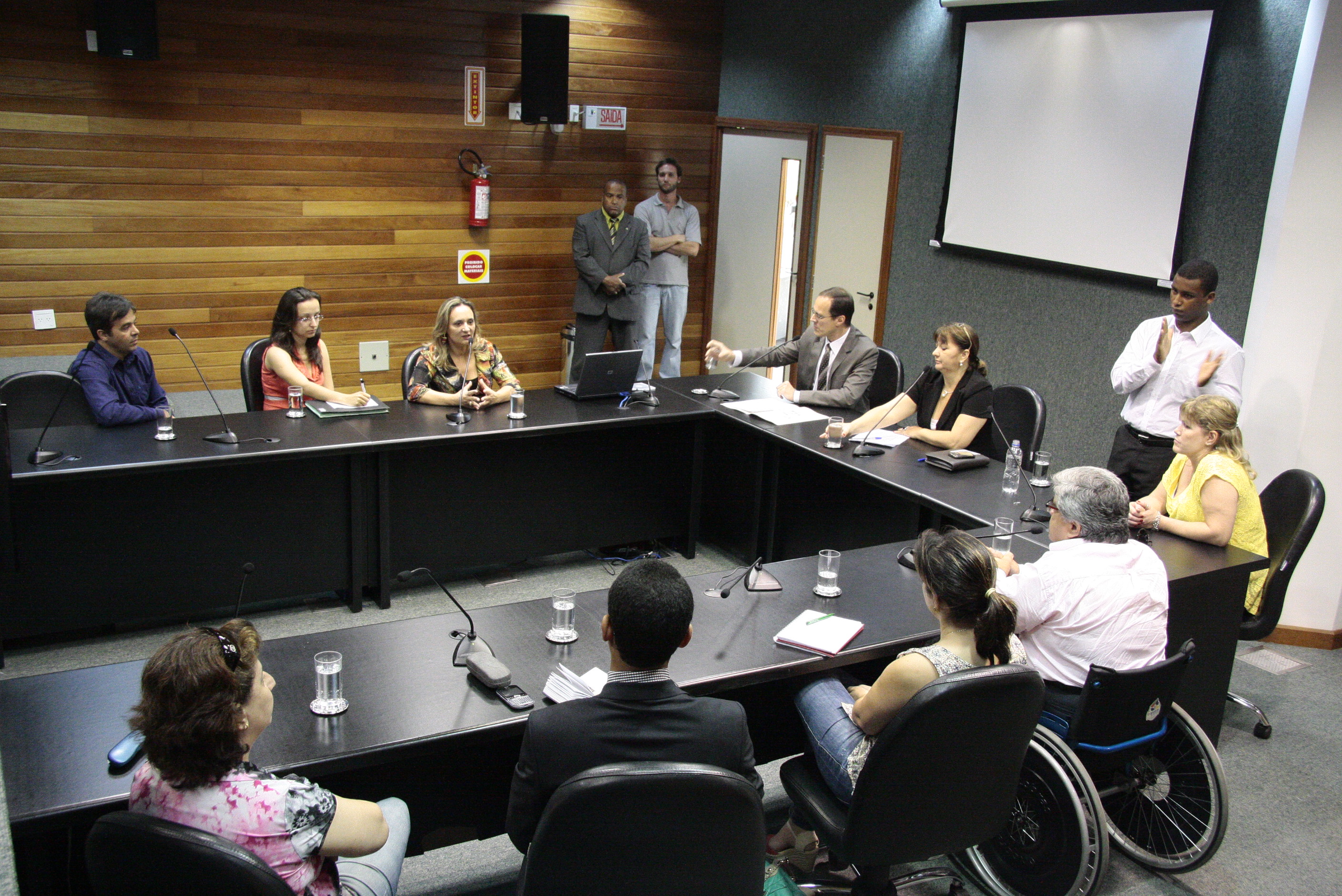 Reunião do Departamento Estadual de Trânsito de SC (DETRAN-SC) com Associações de Surdos, sobre o processo de avaliação dos surdos para a obtenção da Carteira Nacional de Habitação