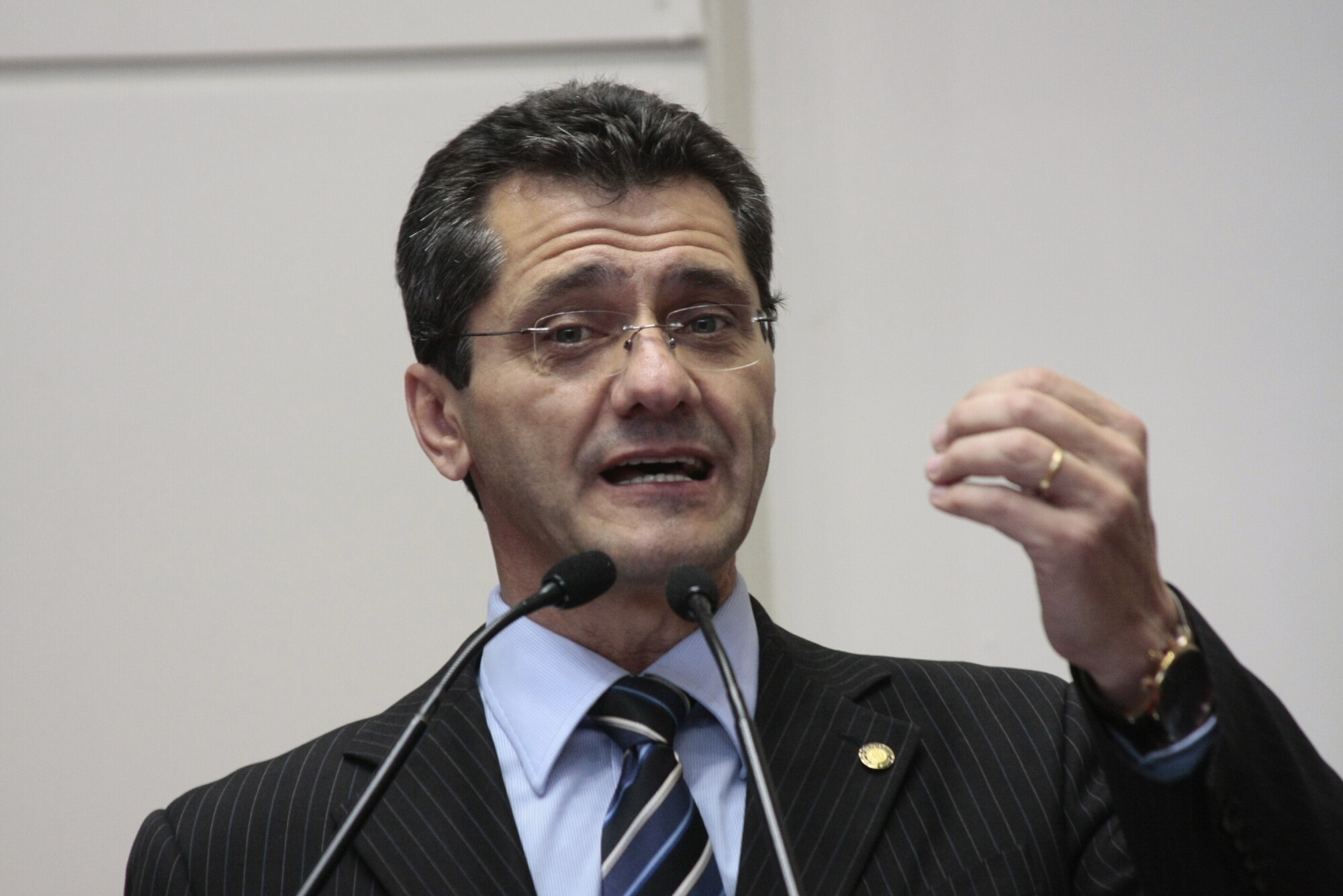 Deputado Jailson Lima denuncia irregularidades em obra pública