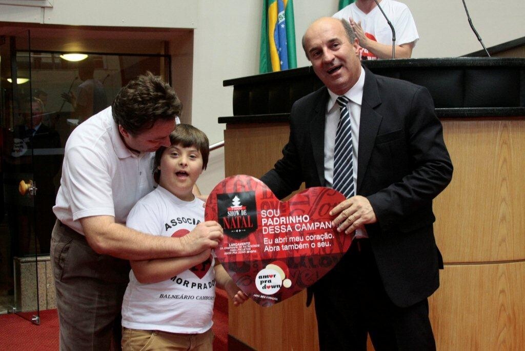 Carlos Antoniazzi, vice presidente da Associação, seu filho Thiago Antonazzi, deputado Zé Milton e ao fundo, o projetista social Maikon Dias - Foto: S