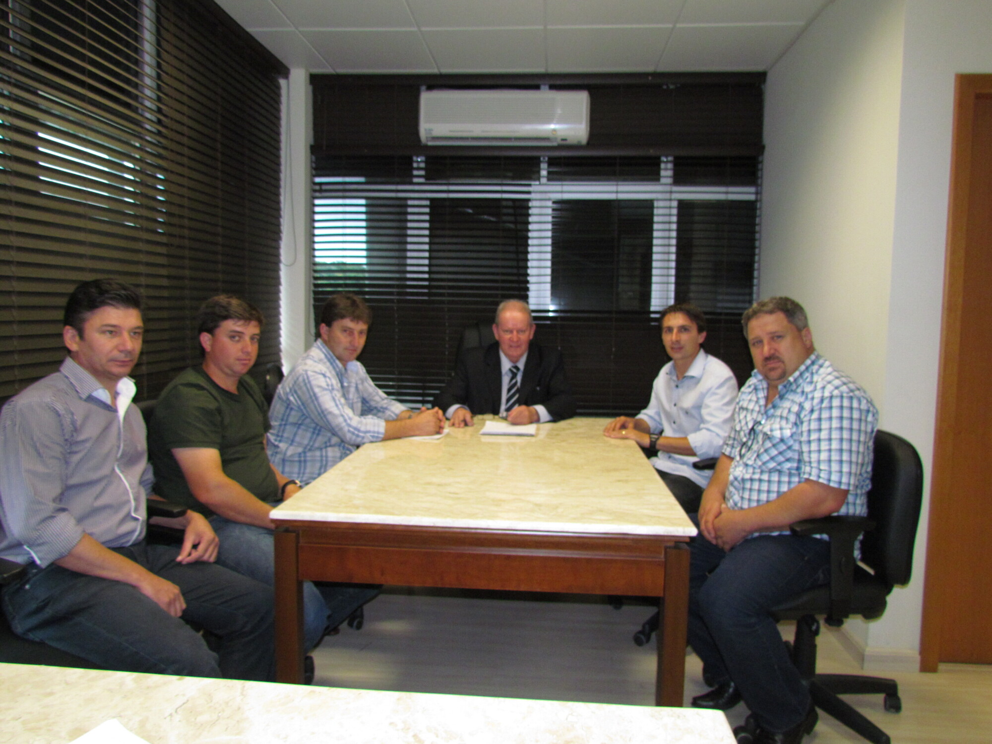 Caçador apresenta projeto para deputado Marcos Vieira