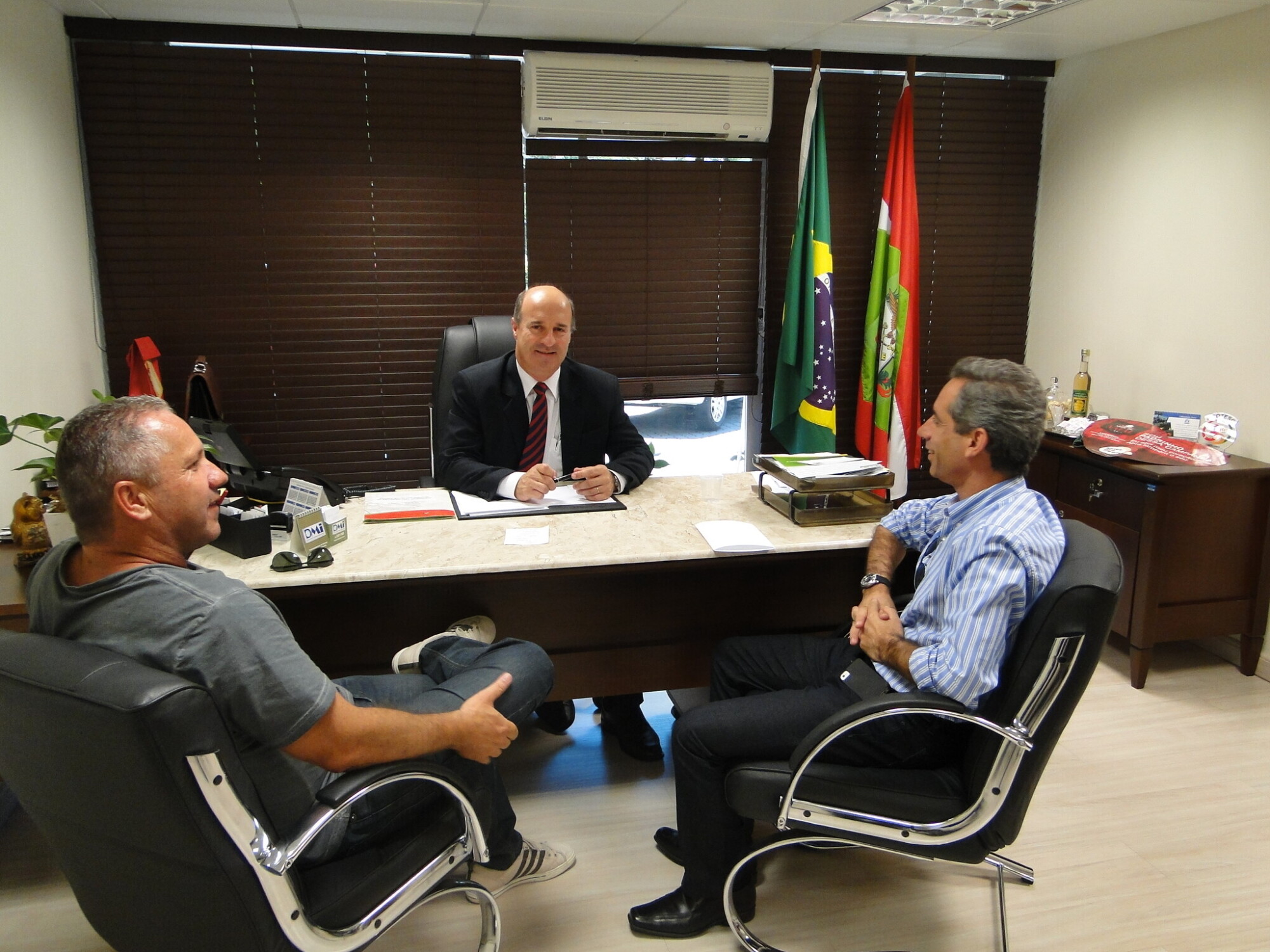 Deputado José Milton recebe lideranças do Sul