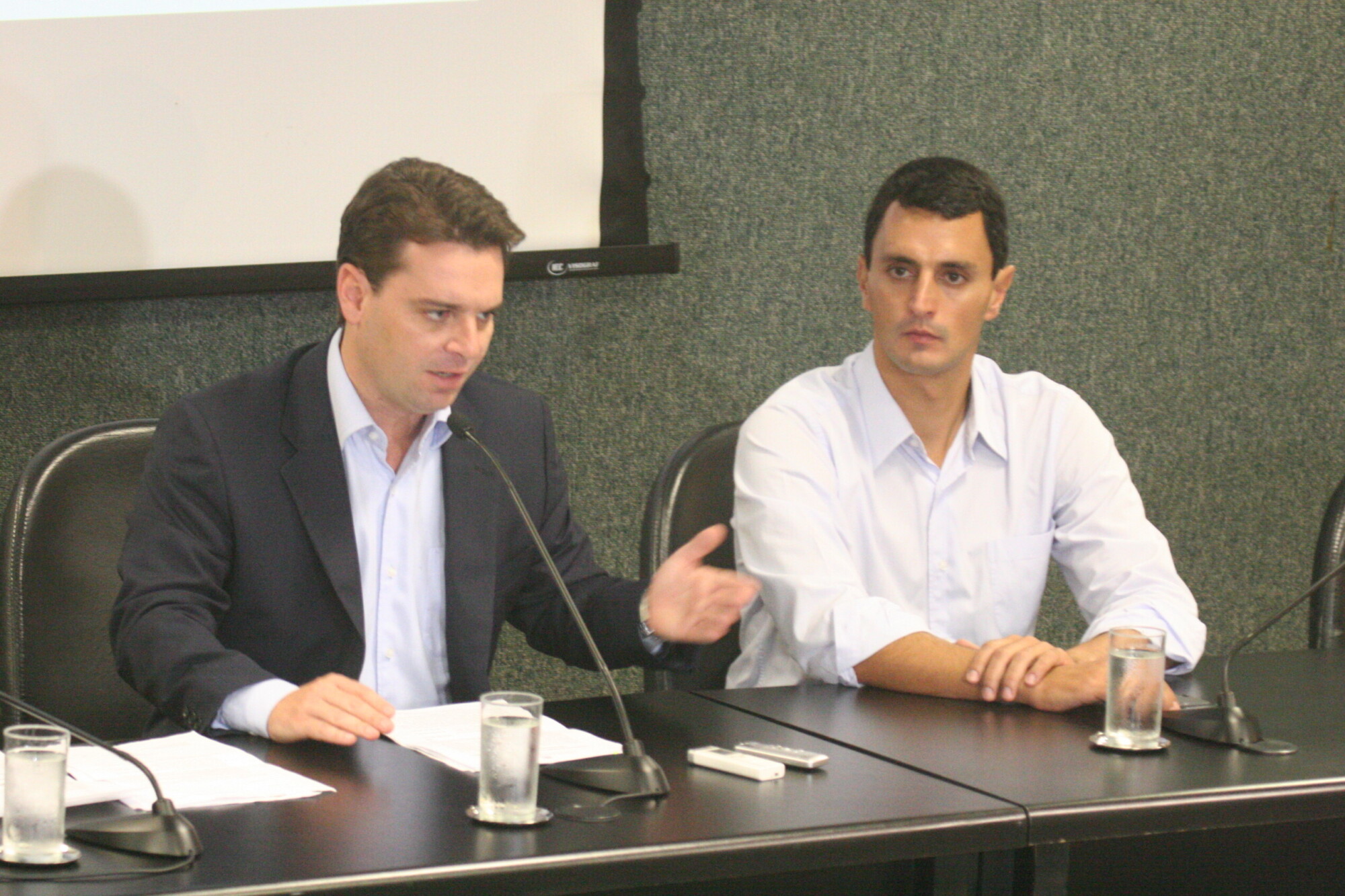 Em coletiva na Assembleia, Cesar não garante desfile das escolas de samba