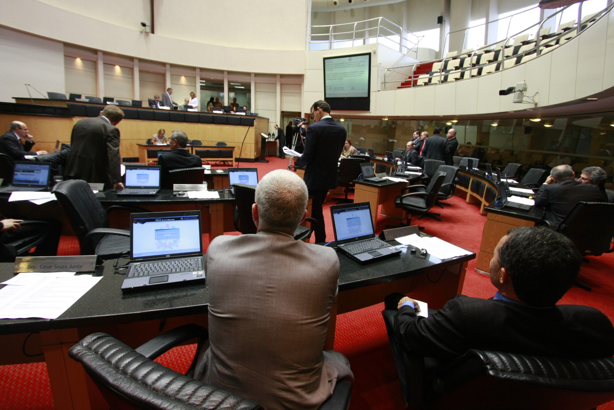 Plenário aprova textos que protegem consumidores de compras coletivas e de telefonia