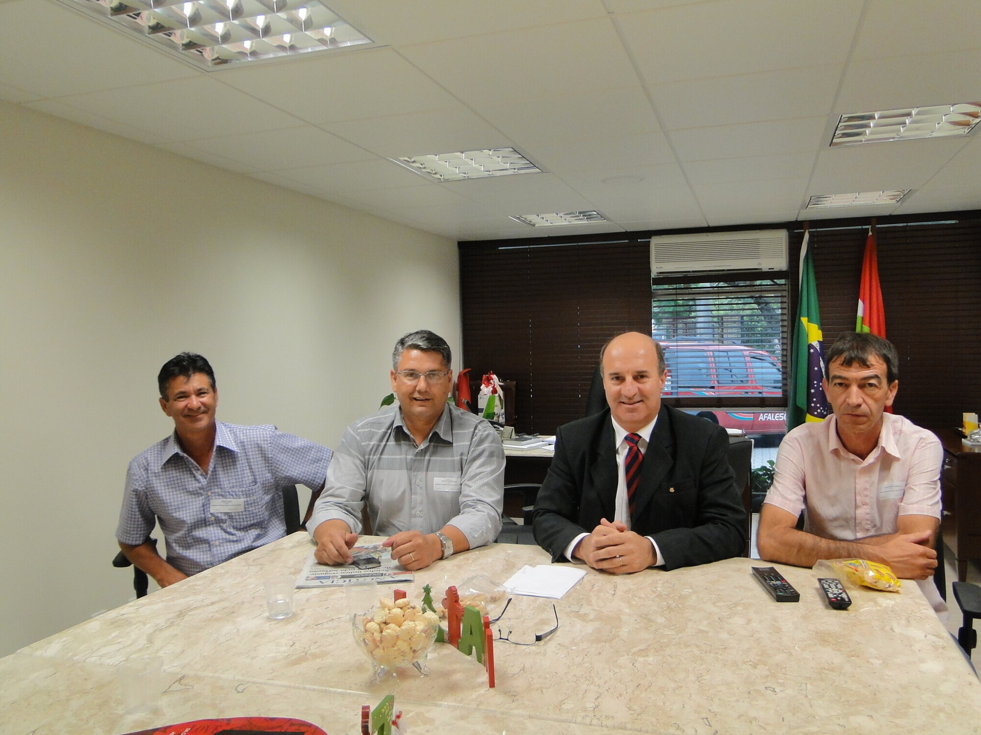 Deputado José Milton Scheffer recebe lideranças do Sul