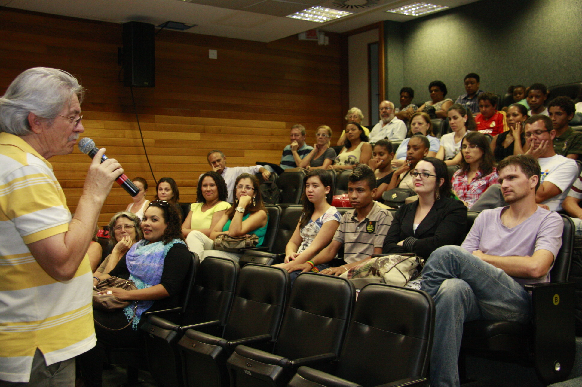 Jovens participam de programa de orientação profissional