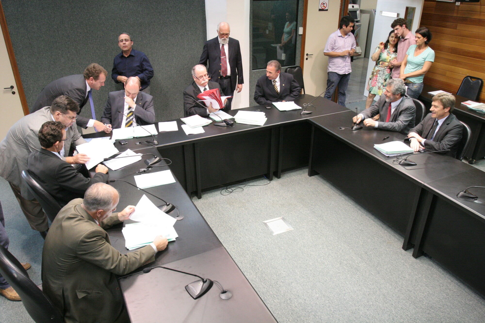 CCJ aprecia mais de 30 projetos de lei e mantém reunião aberta