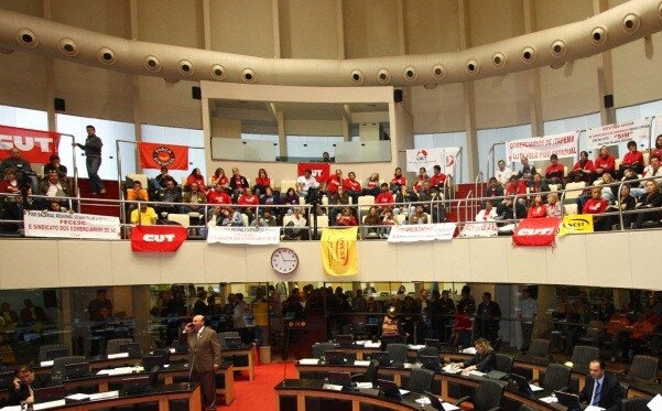 Assembleia recebe PLC que reajusta salário mínimo catarinense