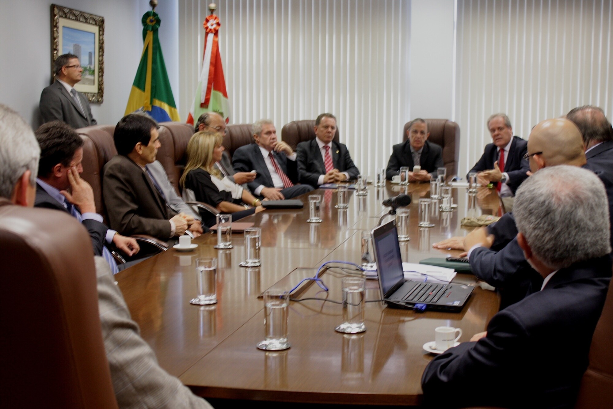 Líderes dos três poderes debatem soluções para onda de atentados em SC