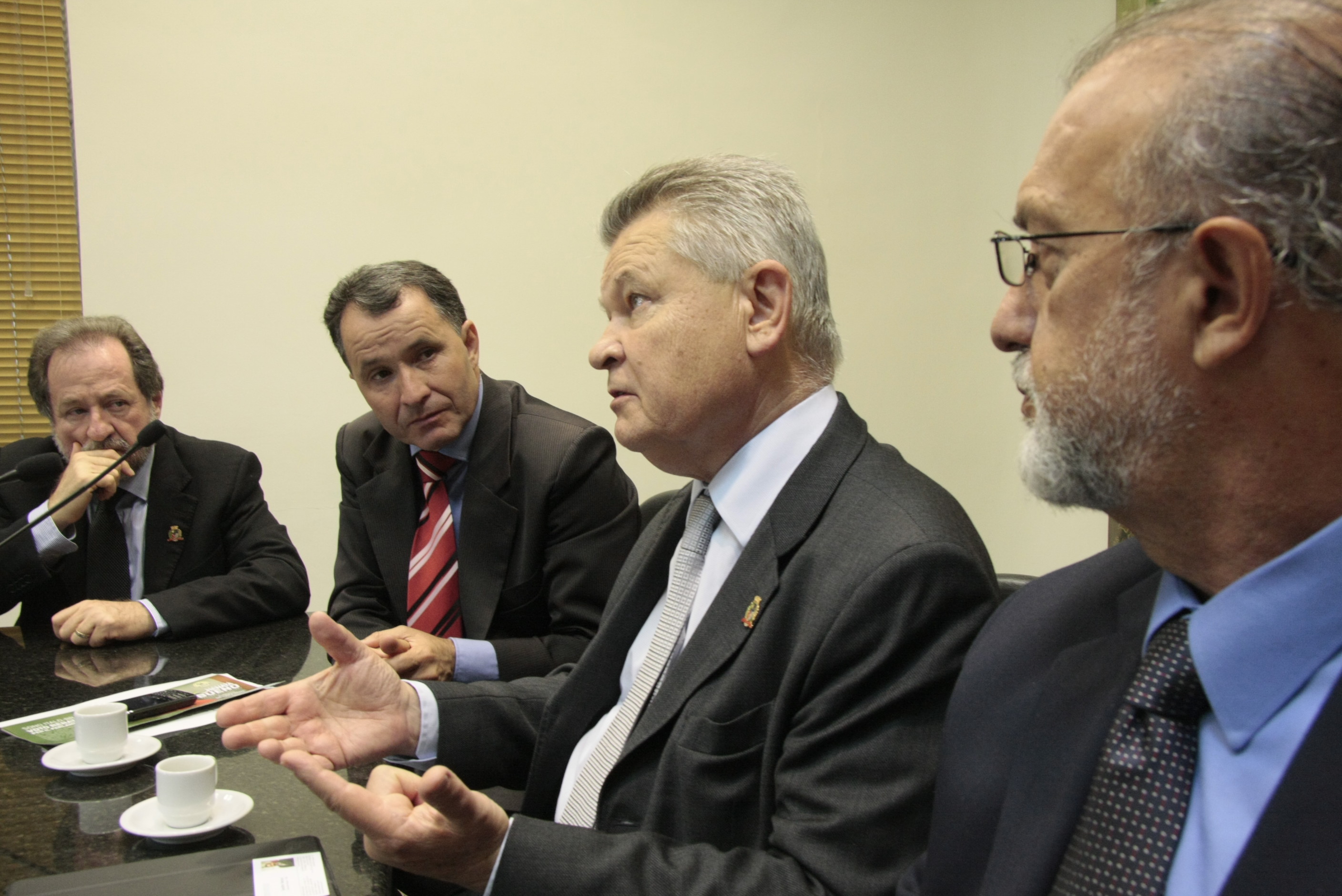 Deputados da região, recebem o Prefeito de Joinville, Udo Döhler.